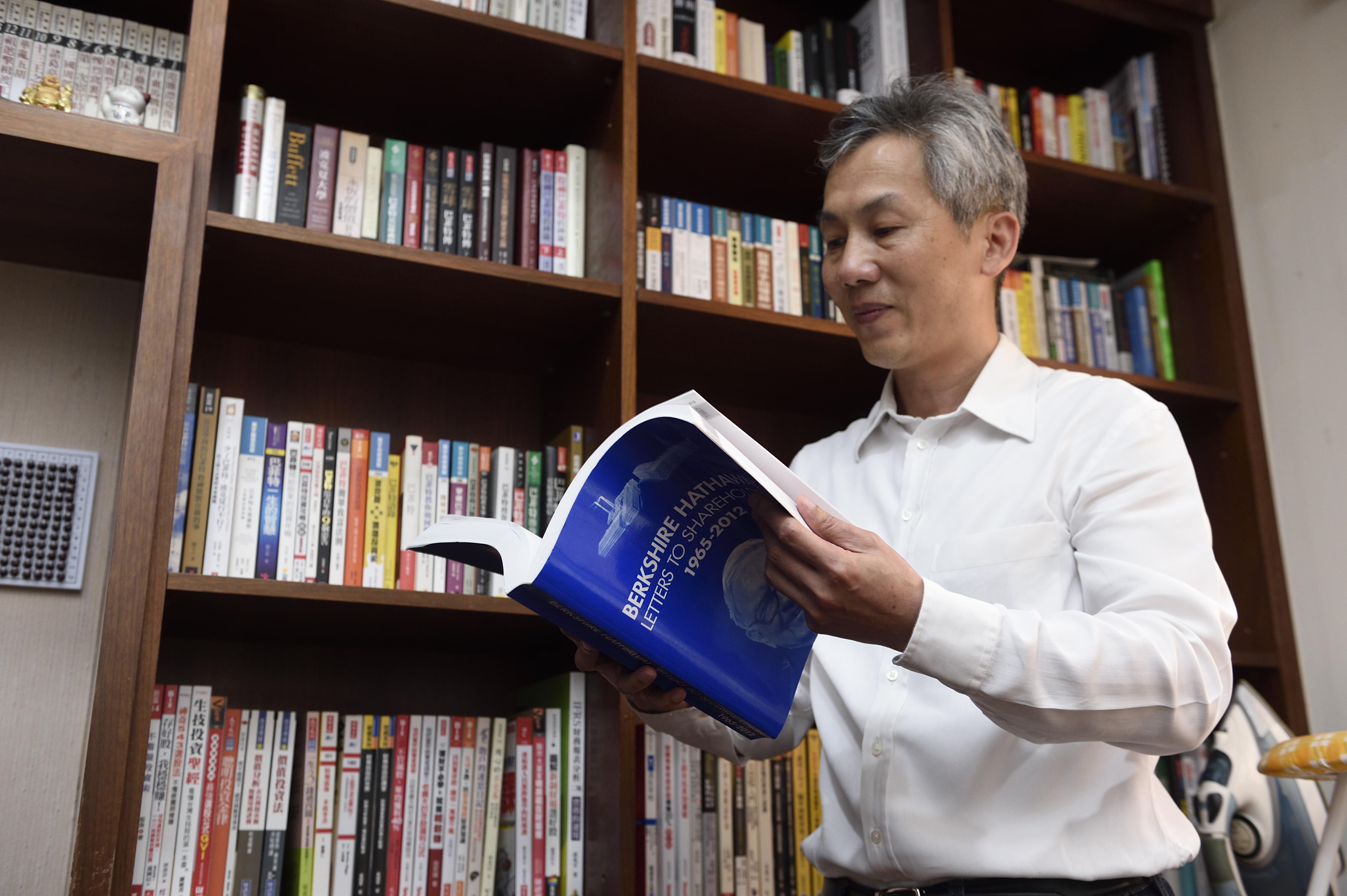 身為巴菲特信徒的畢卡胡，藏書中不乏「巴菲特」相關書籍，更有一本英文版的《波克夏年報》。