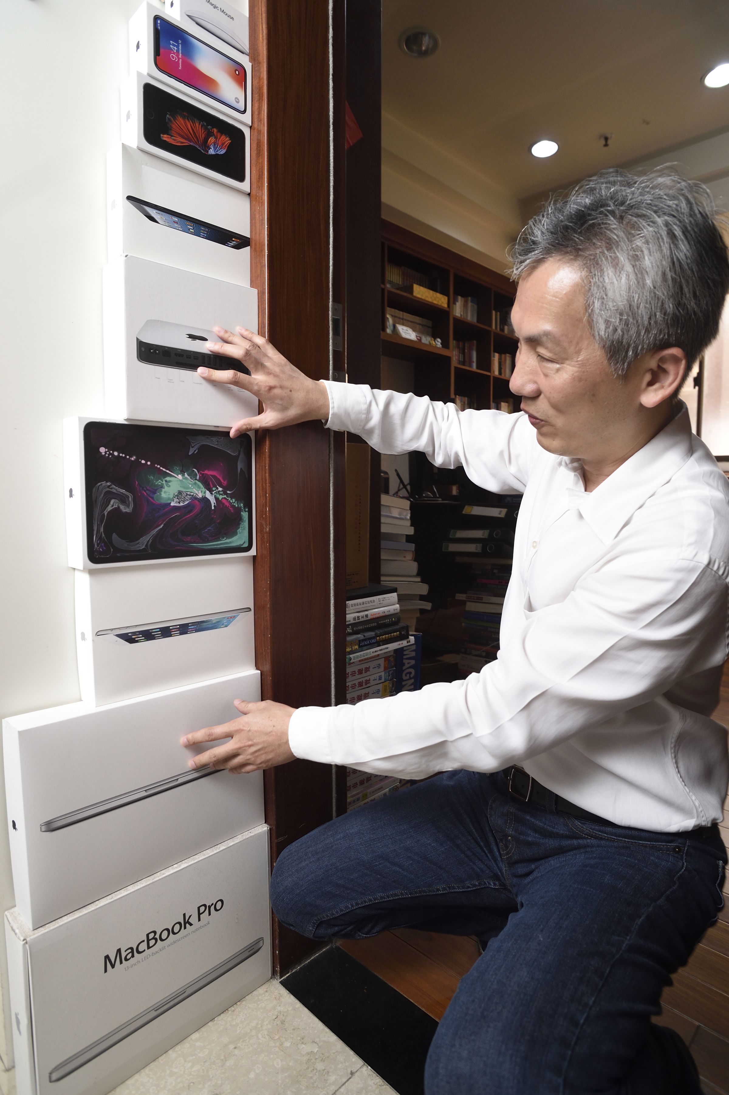 畢卡胡是資深「果粉」，擁有蘋果的各種產品，並且將包裝盒蒐集起來疊成一座「蘋果樹」。