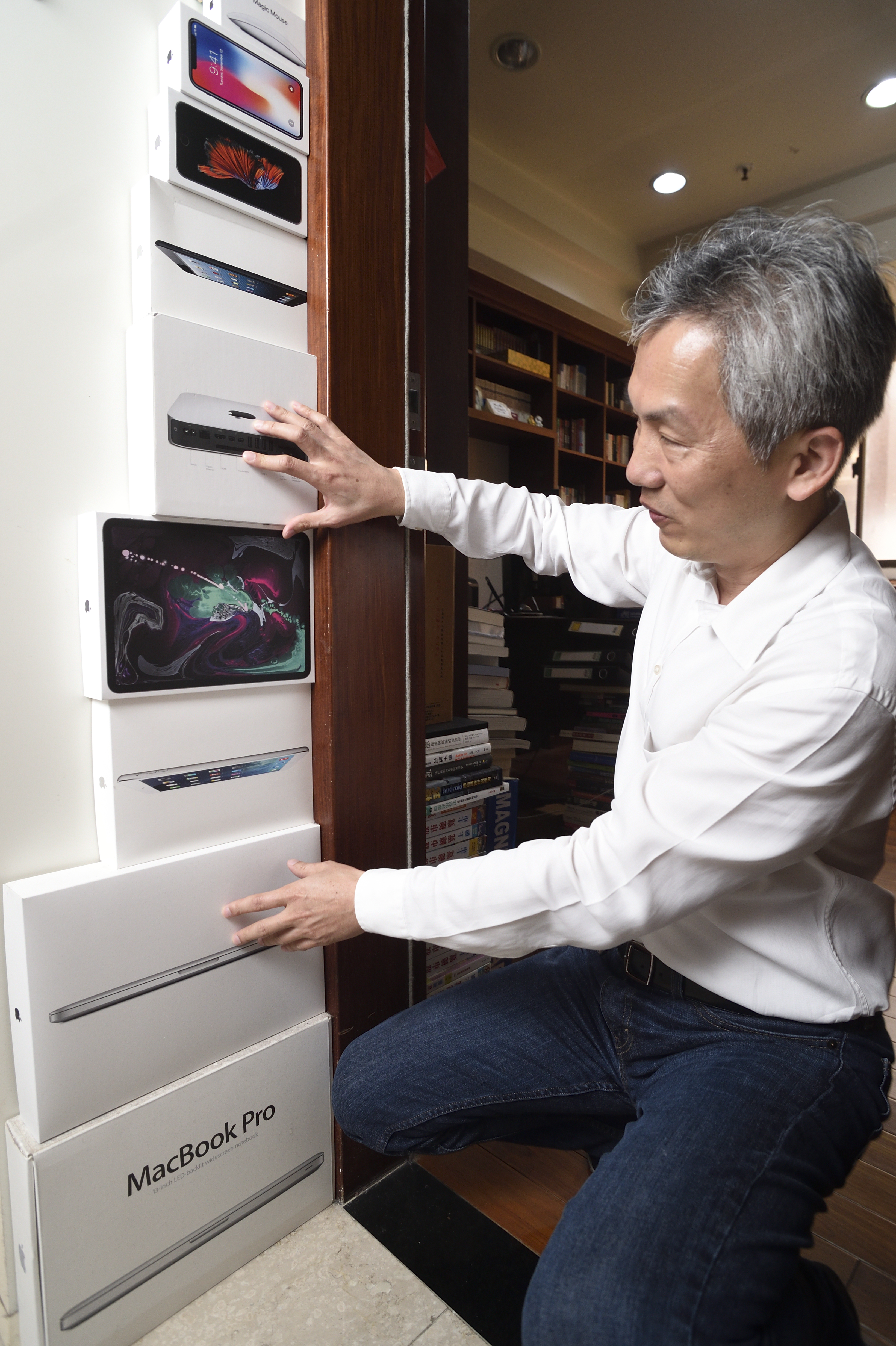 畢卡胡是資深「果粉」，擁有蘋果的各種產品，並且將包裝盒蒐集起來疊成一座「蘋果樹」。