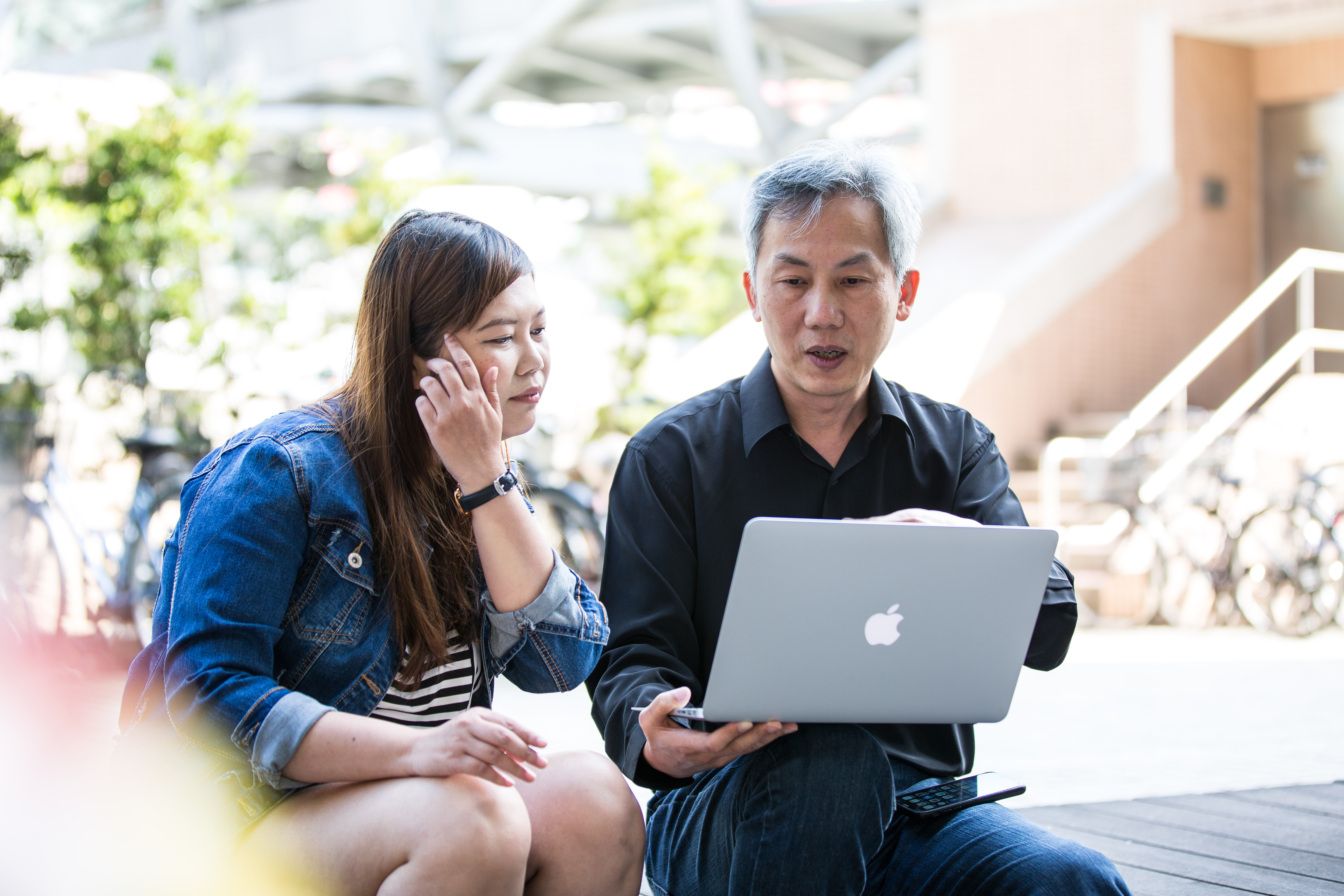 畢卡胡開發出「價值站」APP，還跟小資女艾蜜莉「以股會友」。