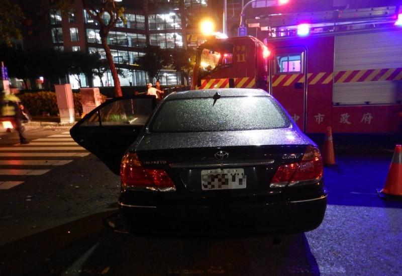 與小黃碰撞的黑色自小客車。(警方提供)