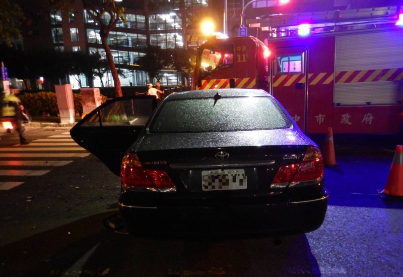 與小黃碰撞的黑色自小客車。(警方提供)