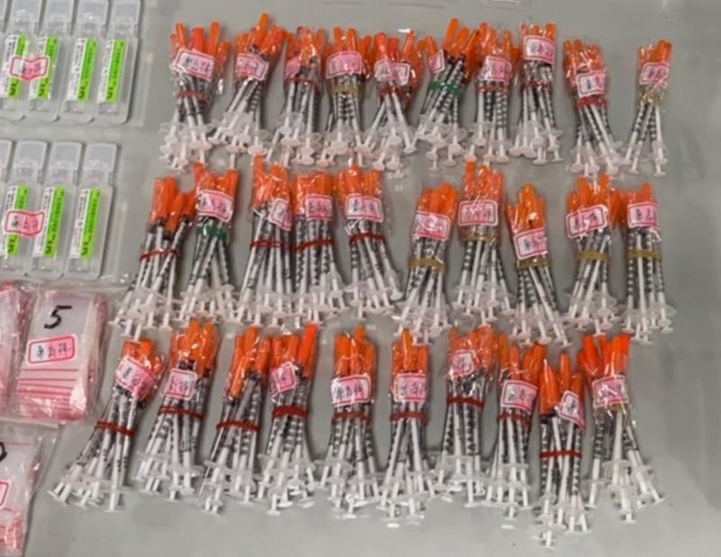 苗栗警方在60歲侯姓婦人住家，搜索出海洛因、安非他命等毒品共10小包，及已使用過的注射針筒294支。（警方提供）