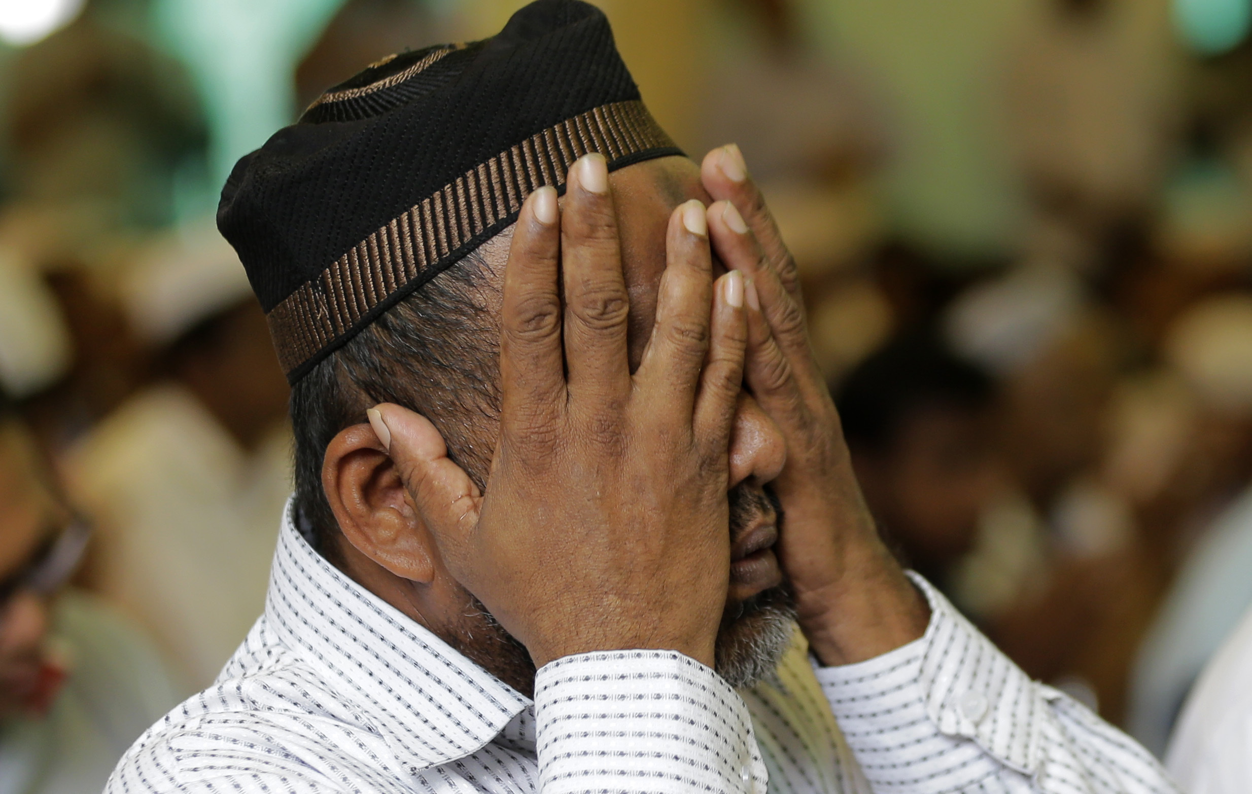 2019年5月3日，斯里蘭卡可倫坡，一名穆斯林男子在清真寺內祈禱。ISIS針對外國人聚集的飯店和教會發動的復活節恐怖攻擊造成至少257人喪生。（東方IC）