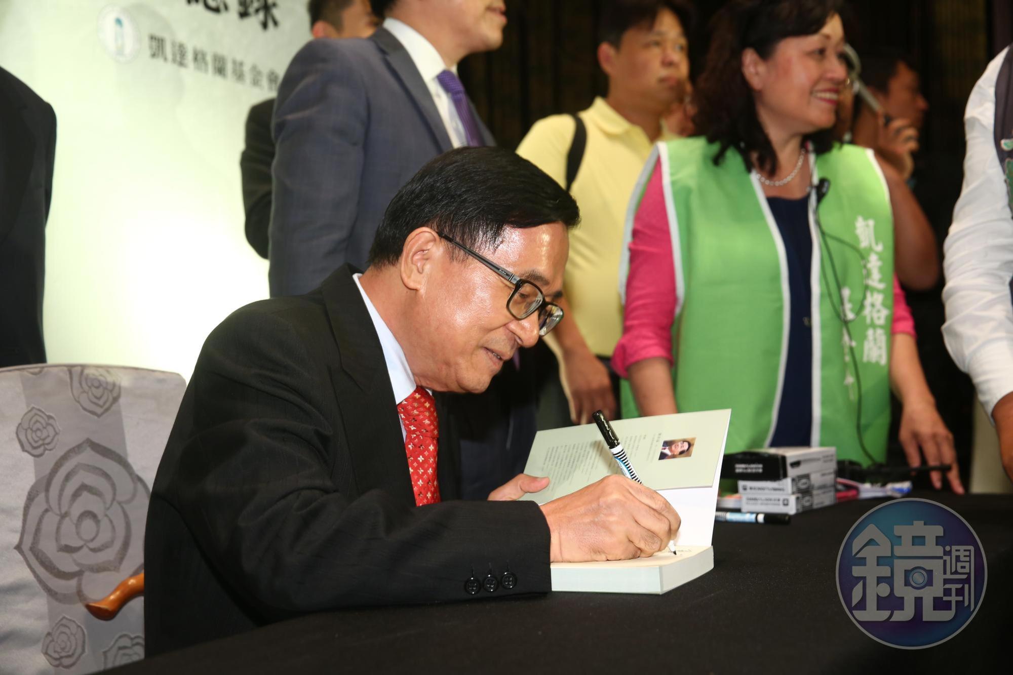 陳水扁在40分鐘的簽書會中簽了將近180本新書。