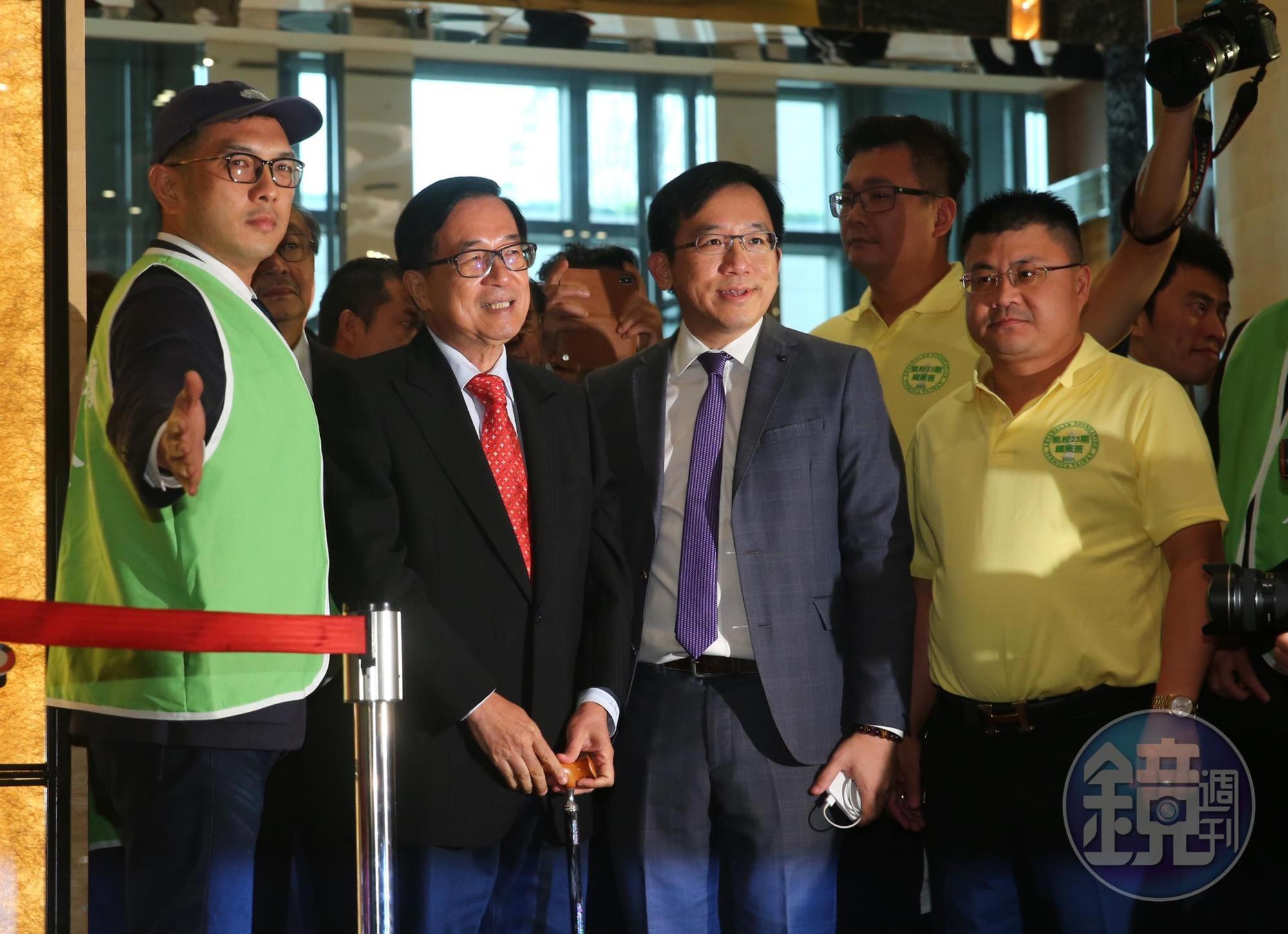 陳水扁身穿西裝出席簽書會。