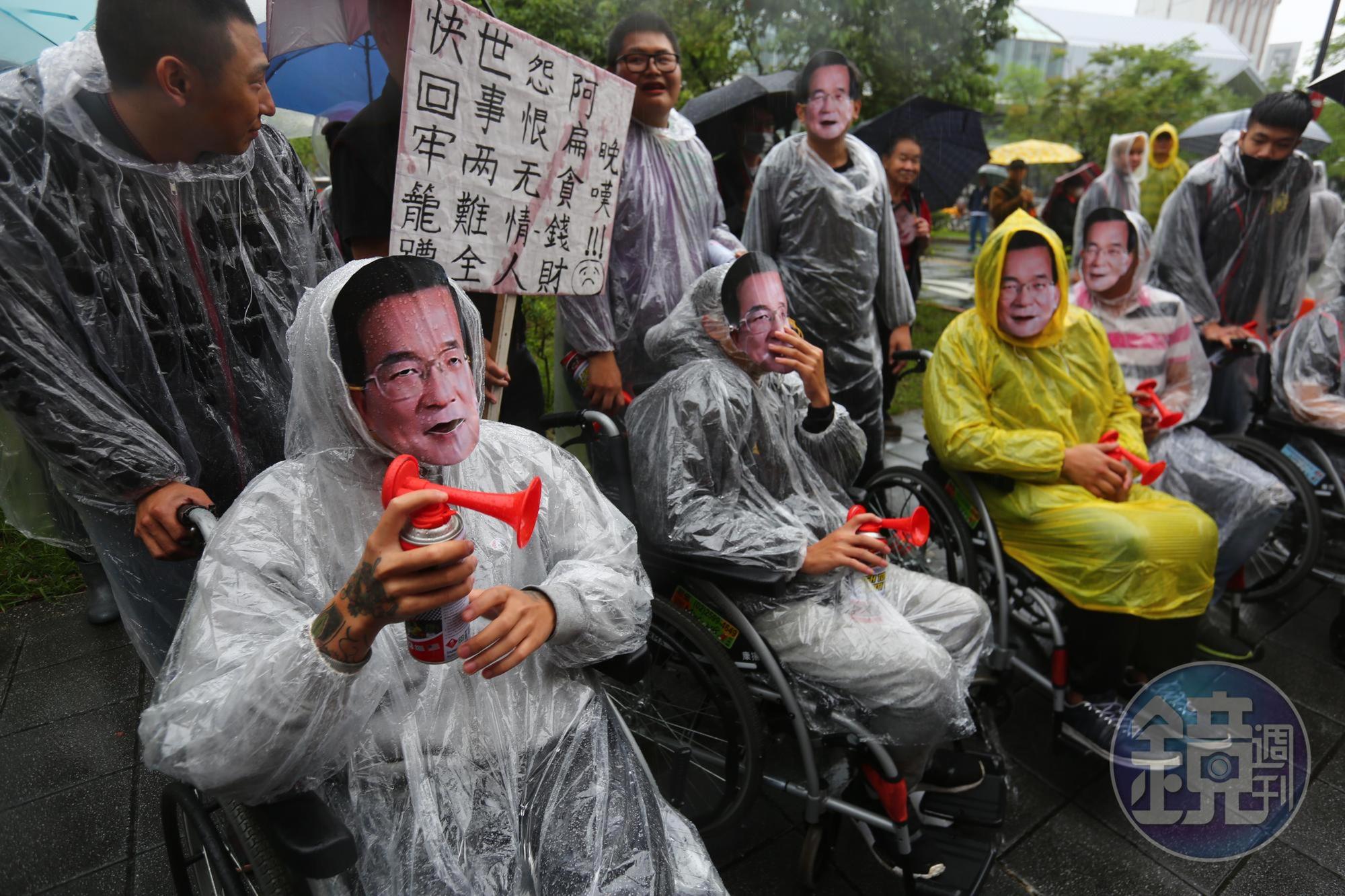 嗆扁民眾戴上阿扁面具、坐著輪椅諷刺扁保外就醫仍到處趴趴走。