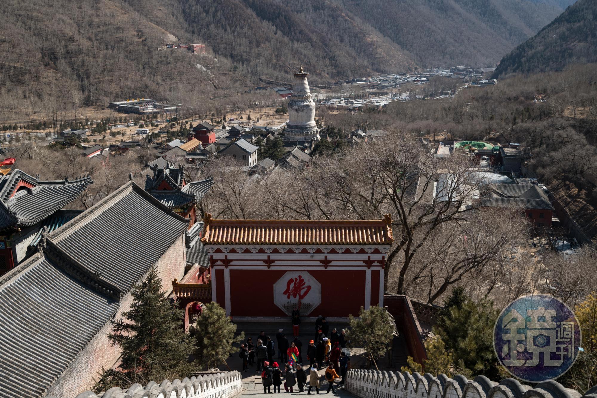 自漢代建廟的五臺山，現存寺廟達124座，是中國唯一青廟、黃廟共處的佛教聖地。 