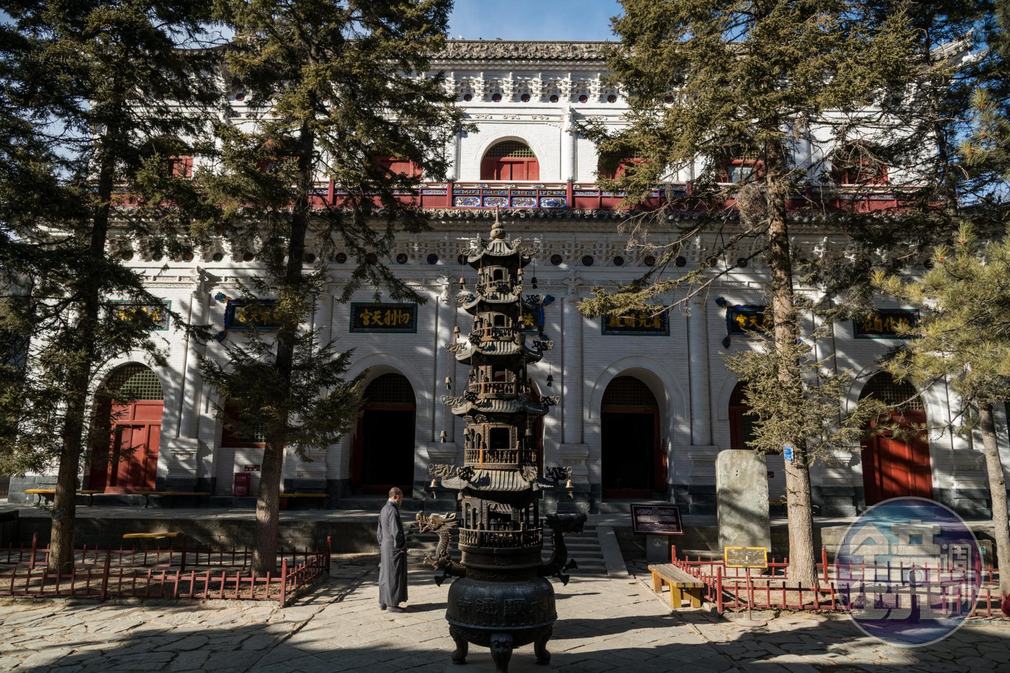 顯通寺內的白色磚造建築「無量殿」，為十分罕見的寺廟建築。