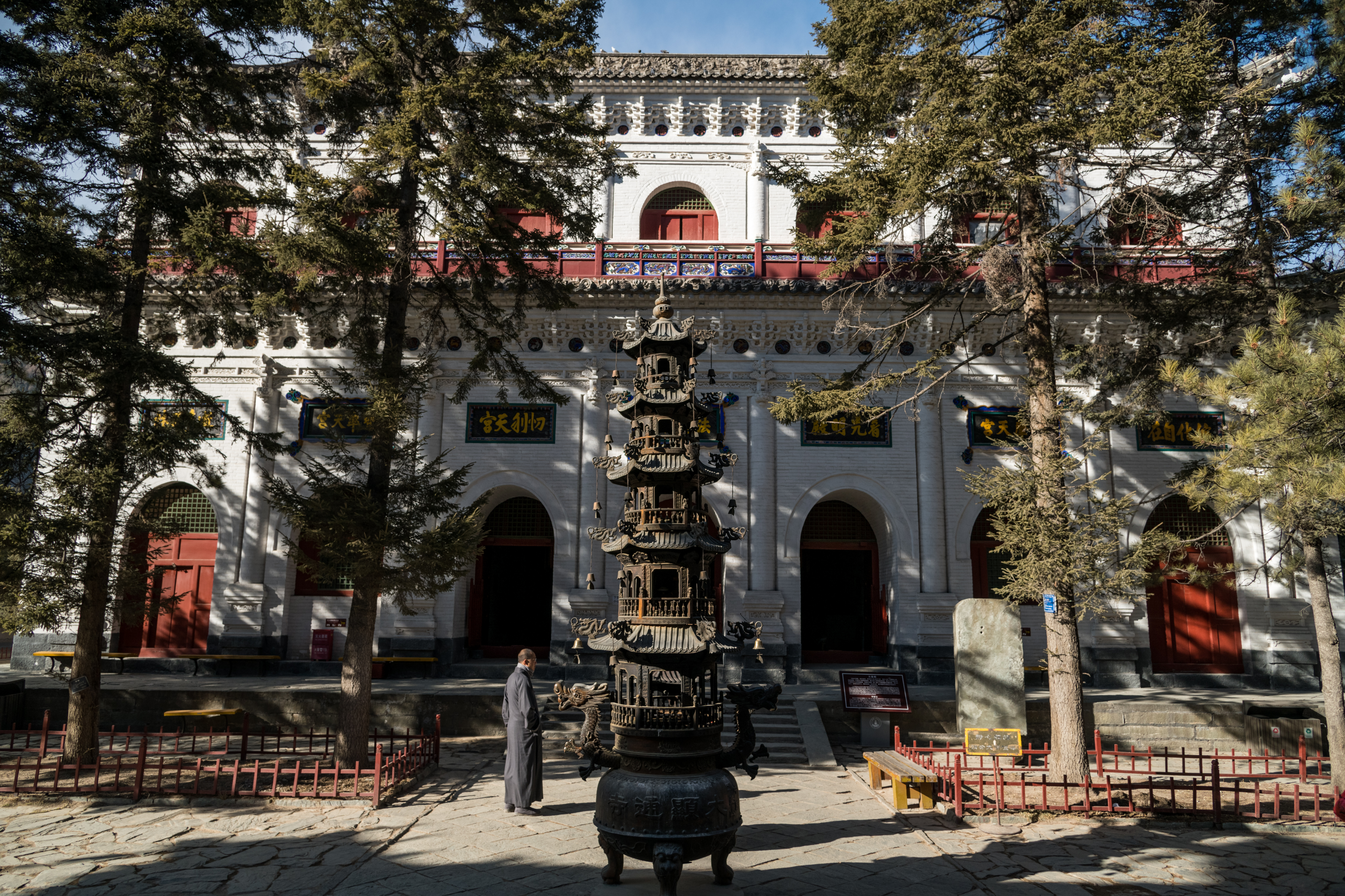 顯通寺內的白色磚造建築「無量殿」，為十分罕見的寺廟建築。