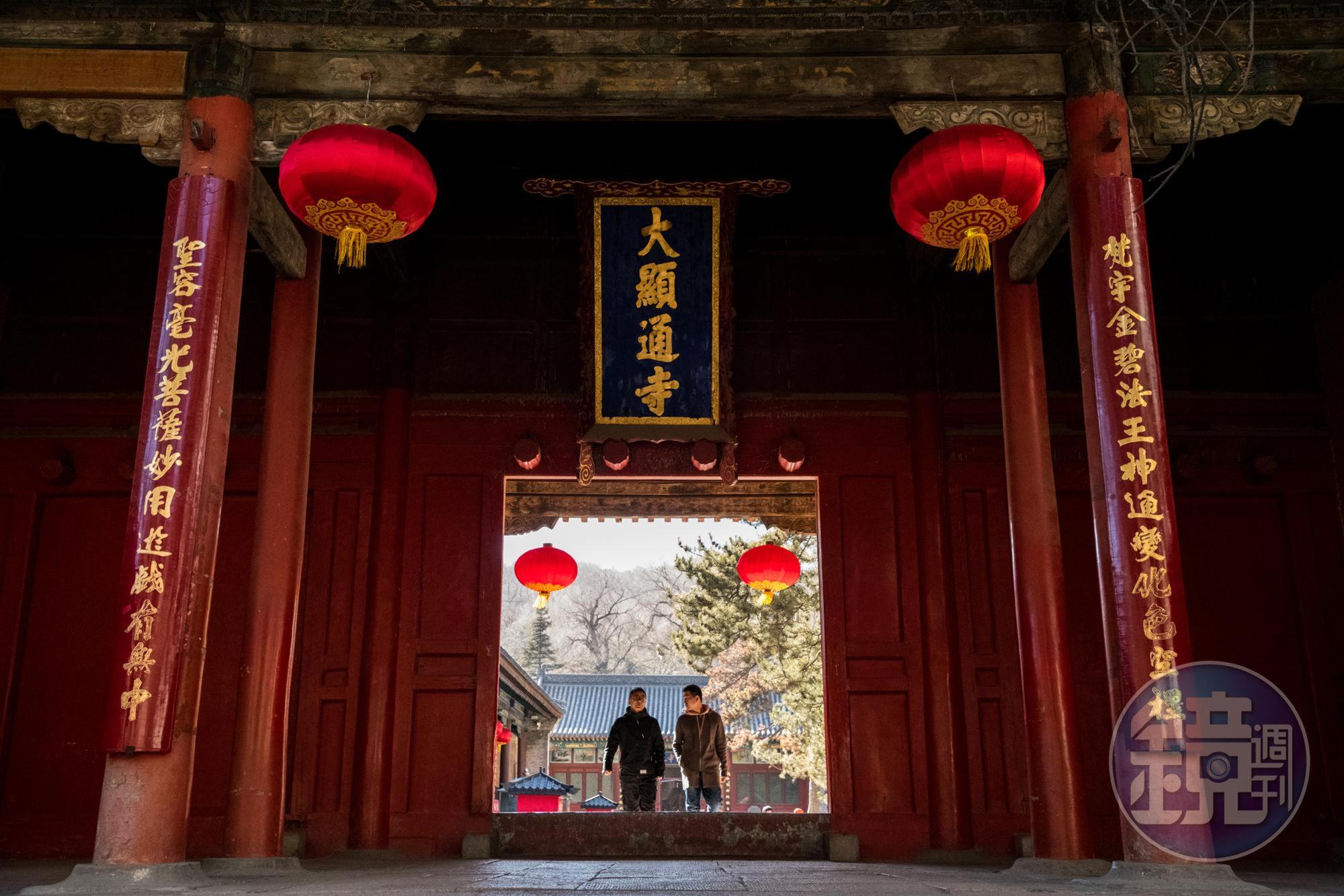 顯通寺「銅殿」及銅塔，金光閃耀、工藝精湛。