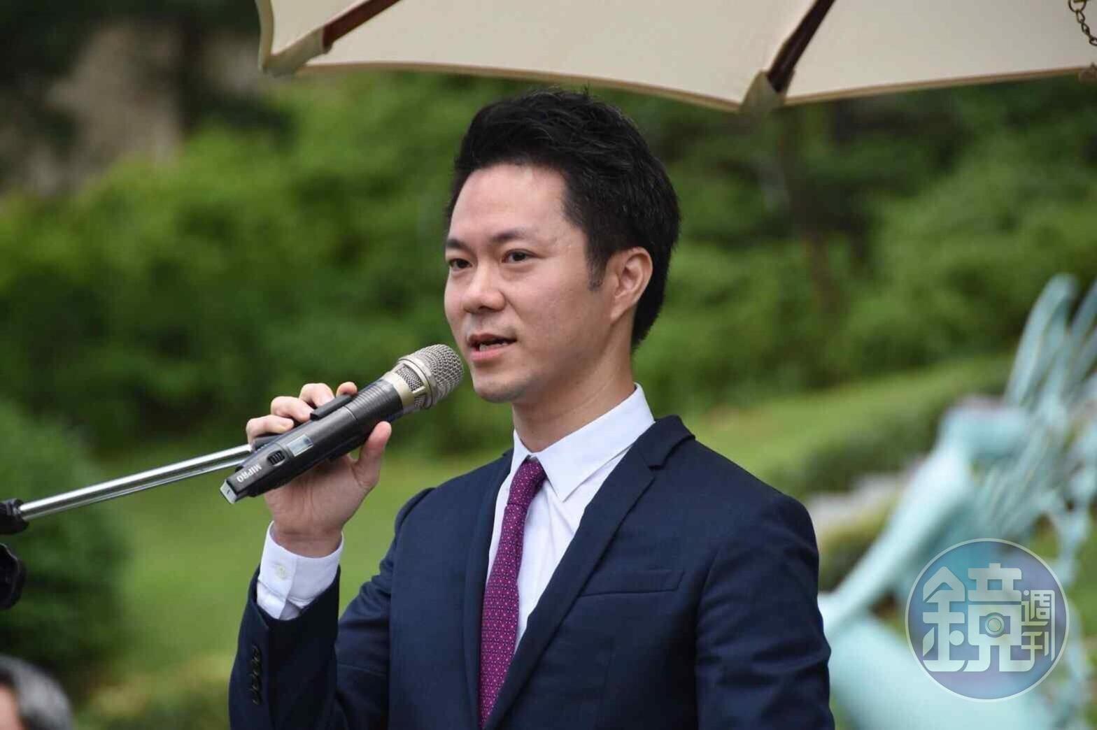 如今38歲的盧佳德,當年在父親盧修一去世時,幾乎是一夜長大,給予悲慟的母親許多鼓勵和支持。(陳郁秀提供)