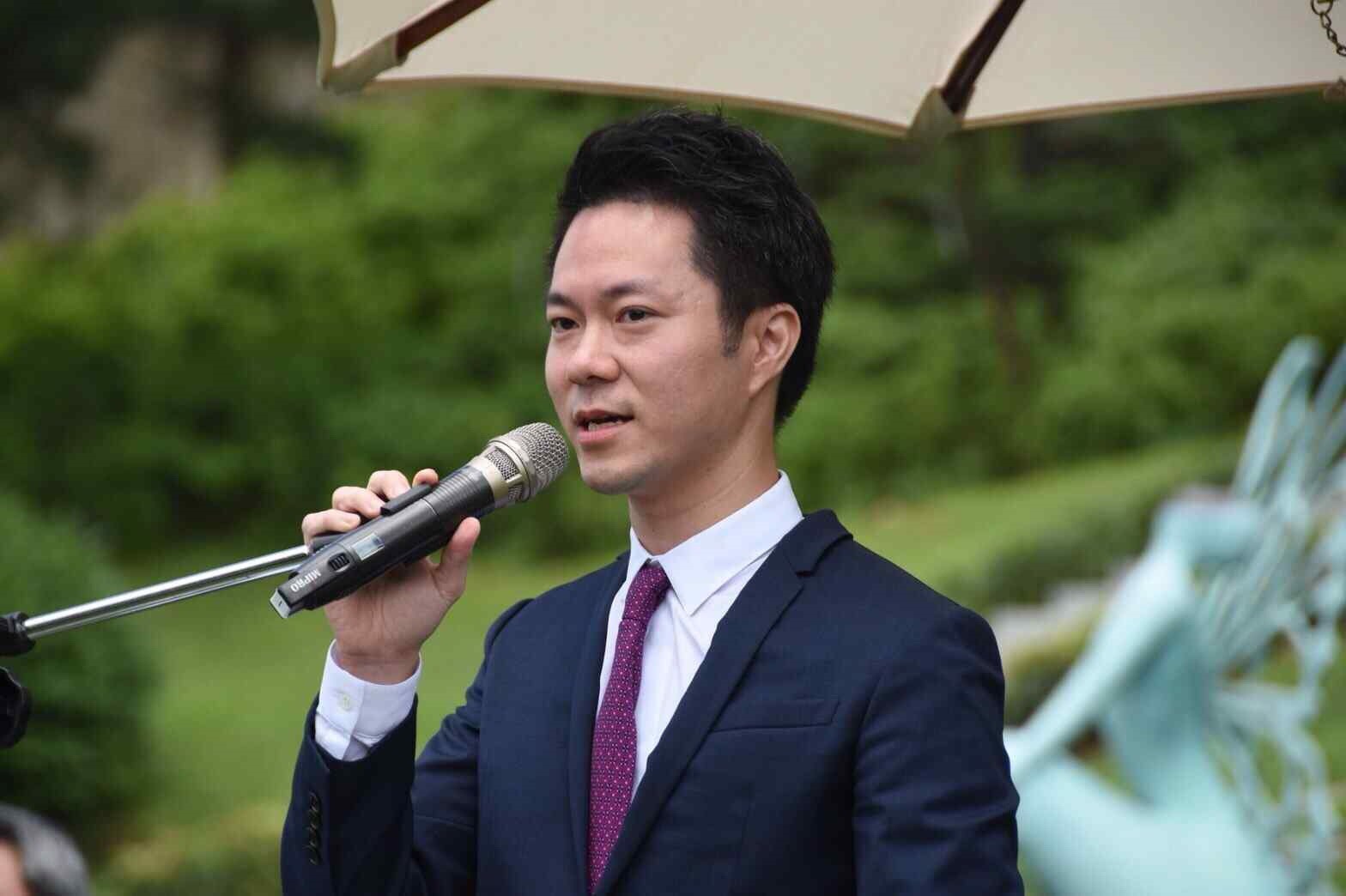 如今38歲的盧佳德，當年在父親盧修一去世時，幾乎是一夜長大，給予悲慟的母親許多鼓勵和支持。（陳郁秀提供）