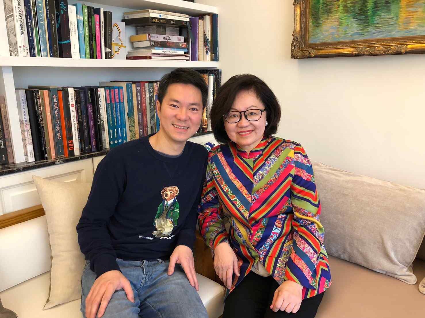 盧佳德（左）與母親陳郁秀（右）感情深厚，陪伴母親熬過許多艱困的考驗，即便他婚後，仍同住在一起。（陳郁秀提供）