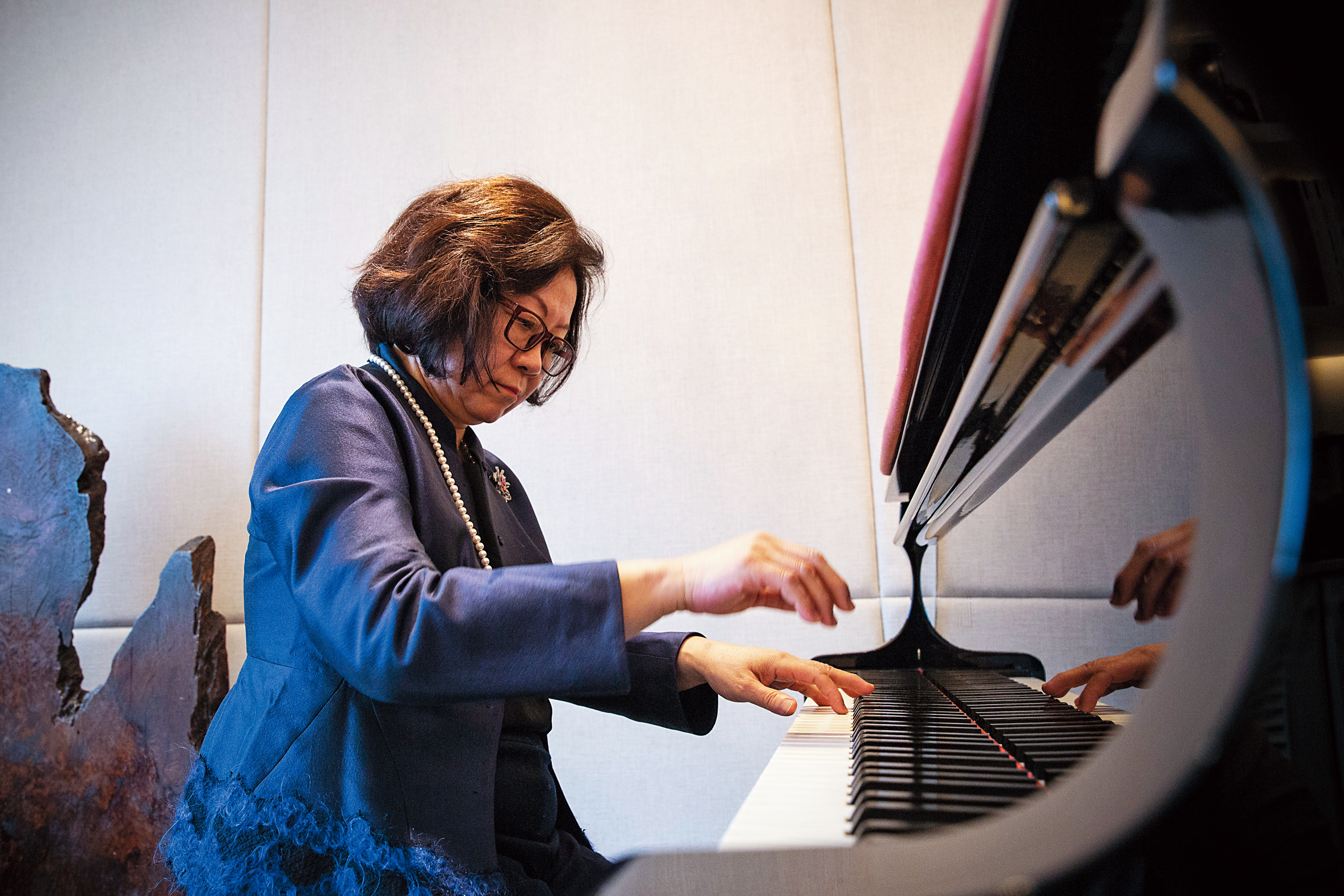 從6歲開始學鋼琴，到後來成為演奏家和教育家，陳郁秀都堅持用最嚴格的標準鞭策自己和學生，數十年來，仍堅持天天練琴1小時。