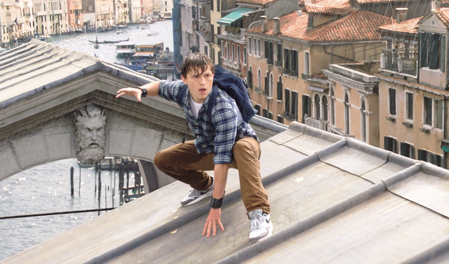 湯姆霍蘭德飾演的彼得帕克，在經歷傷心的「終局之戰」後，與同學到歐洲旅遊散心，順便享受高中生活。（索尼提供）