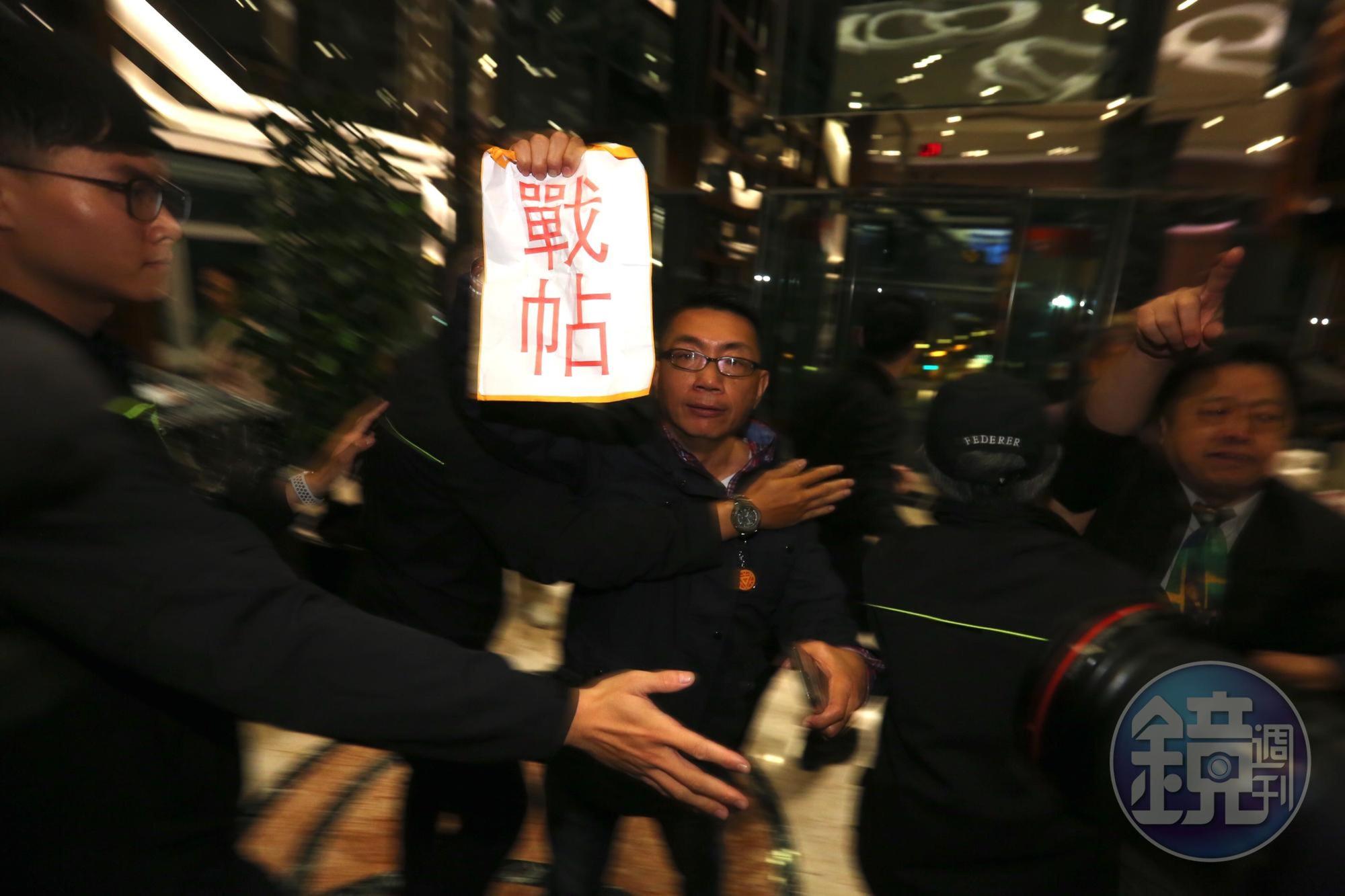 國民黨中央委員徐正文手持「戰帖」,率領民眾嗆扁。
