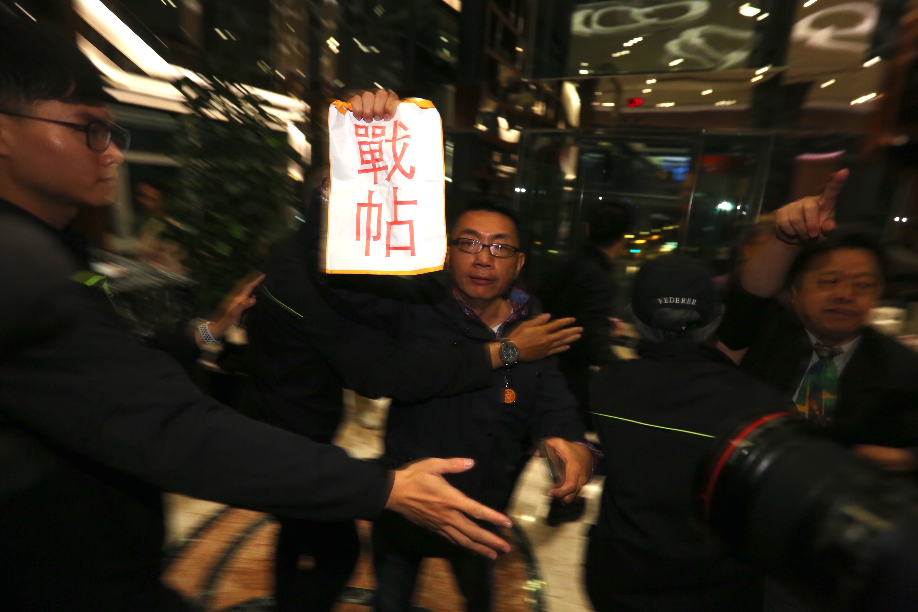 國民黨中央委員徐正文手持「戰帖」，率領民眾嗆扁。