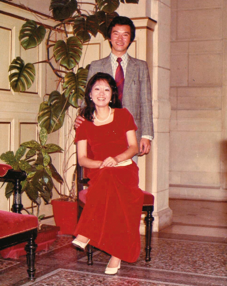 1974年在巴黎，25歲的陳郁秀與盧修一公證結婚，當時因陳郁秀父母反對婚事，所以沒穿婚紗，也沒舉辦婚禮。（陳郁秀提供）