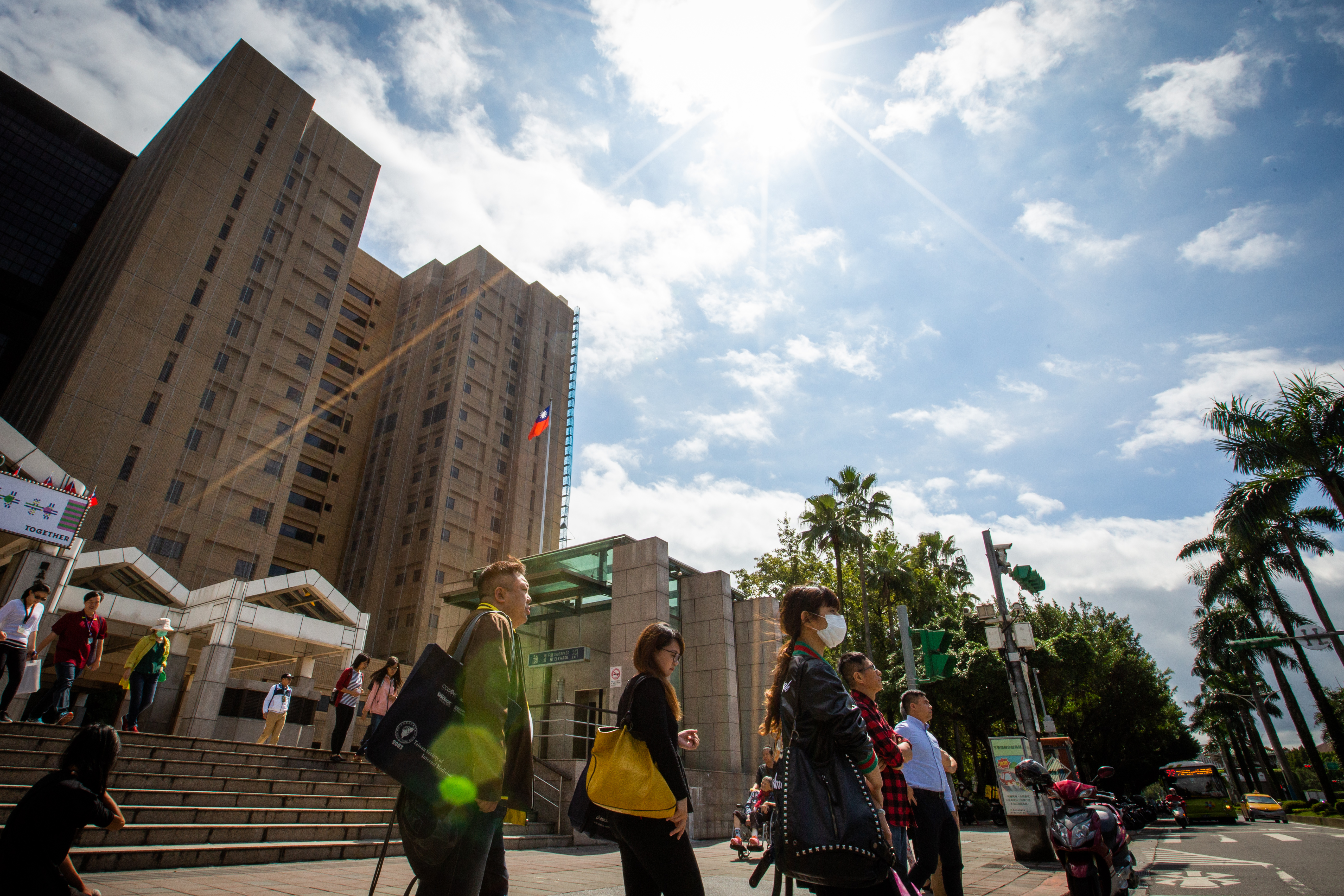 今日開始中部以北雨勢已漸漸緩和，下半天開始陽光有機會露出，溫度也會稍微回升一些。