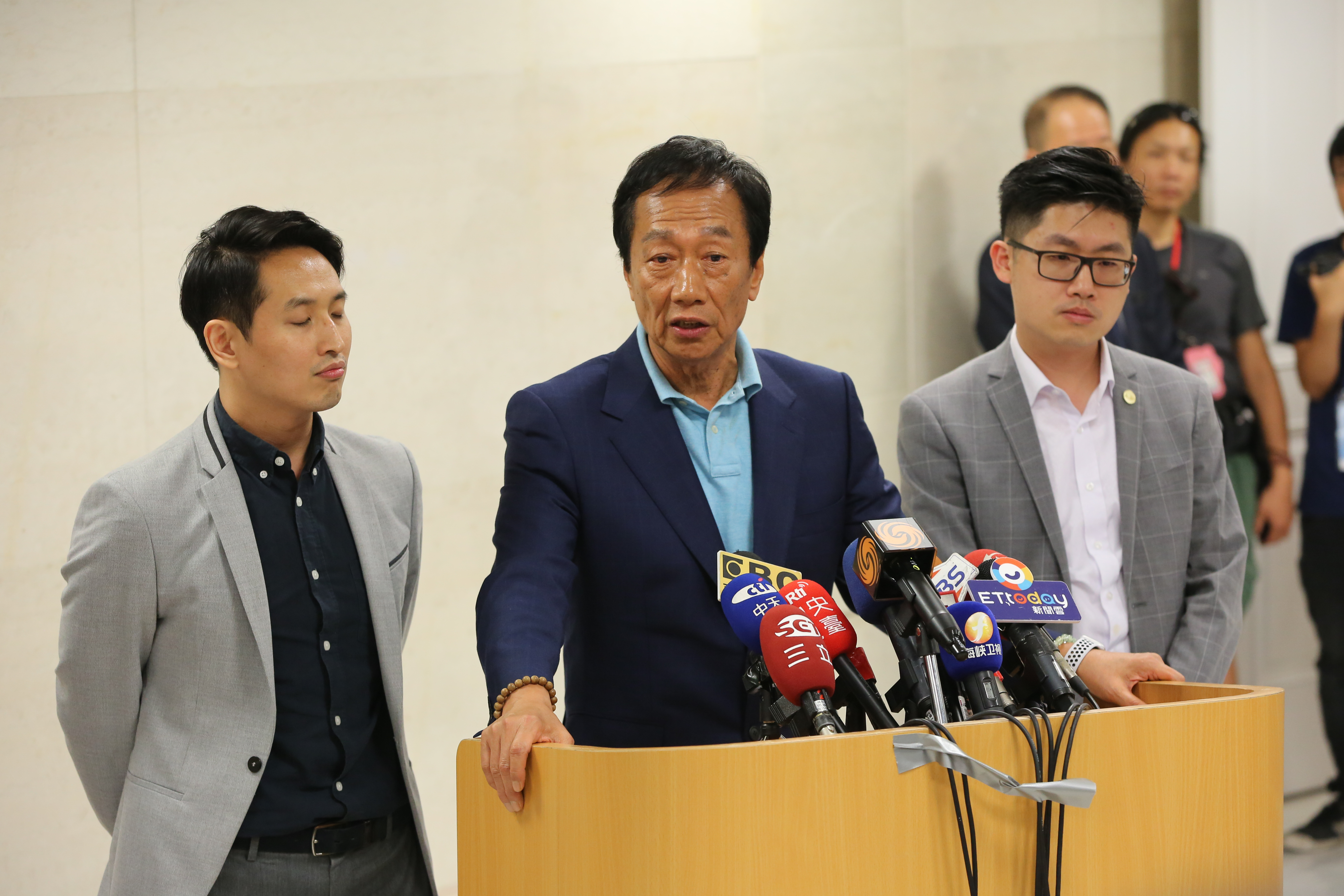 鴻海董事會將於今日下午召開，但董事長郭台銘（左2）南下台中跑行程不出席。