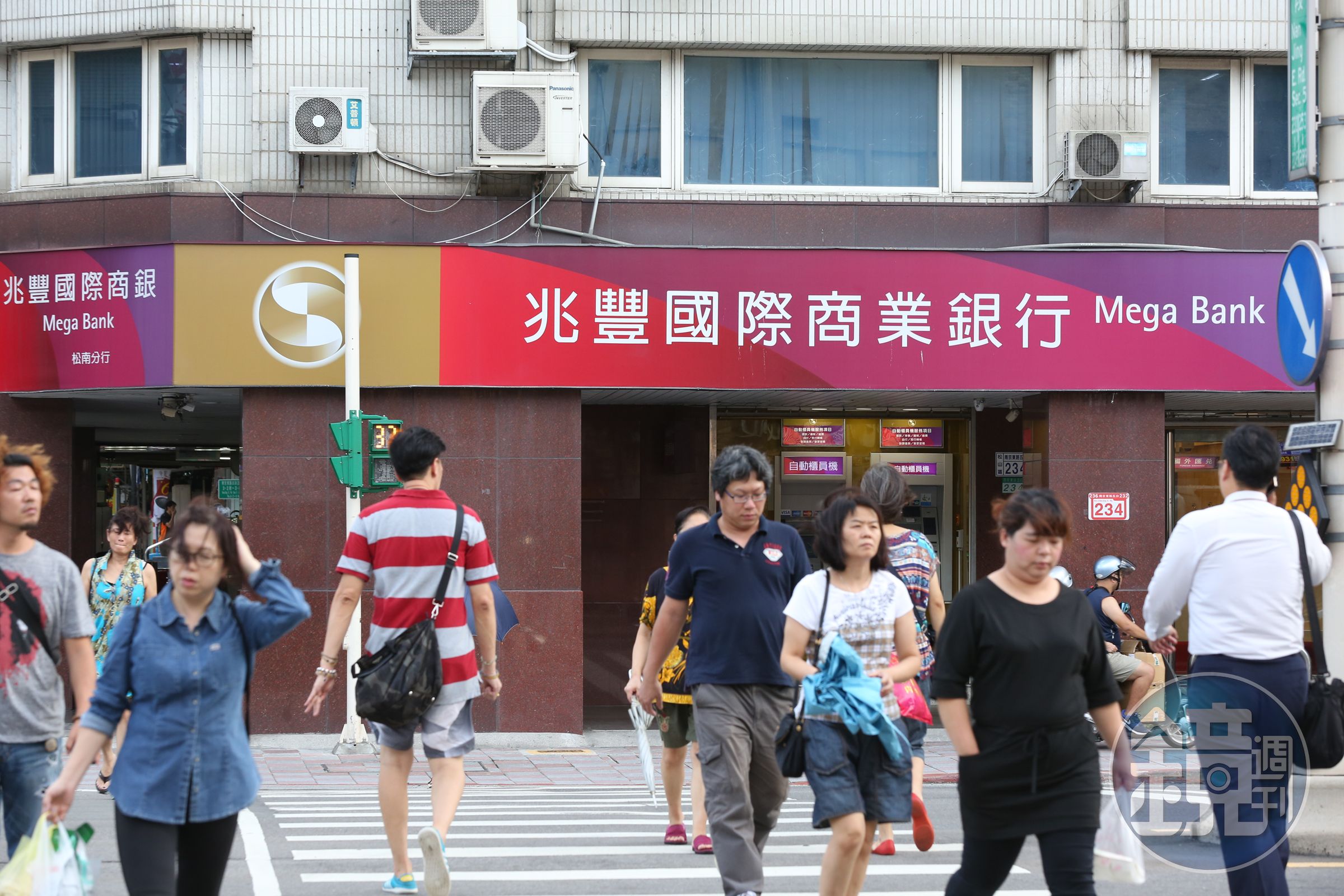 兆豐金公布配發1.7元現金股利後，股價強勢站上18年來新高。