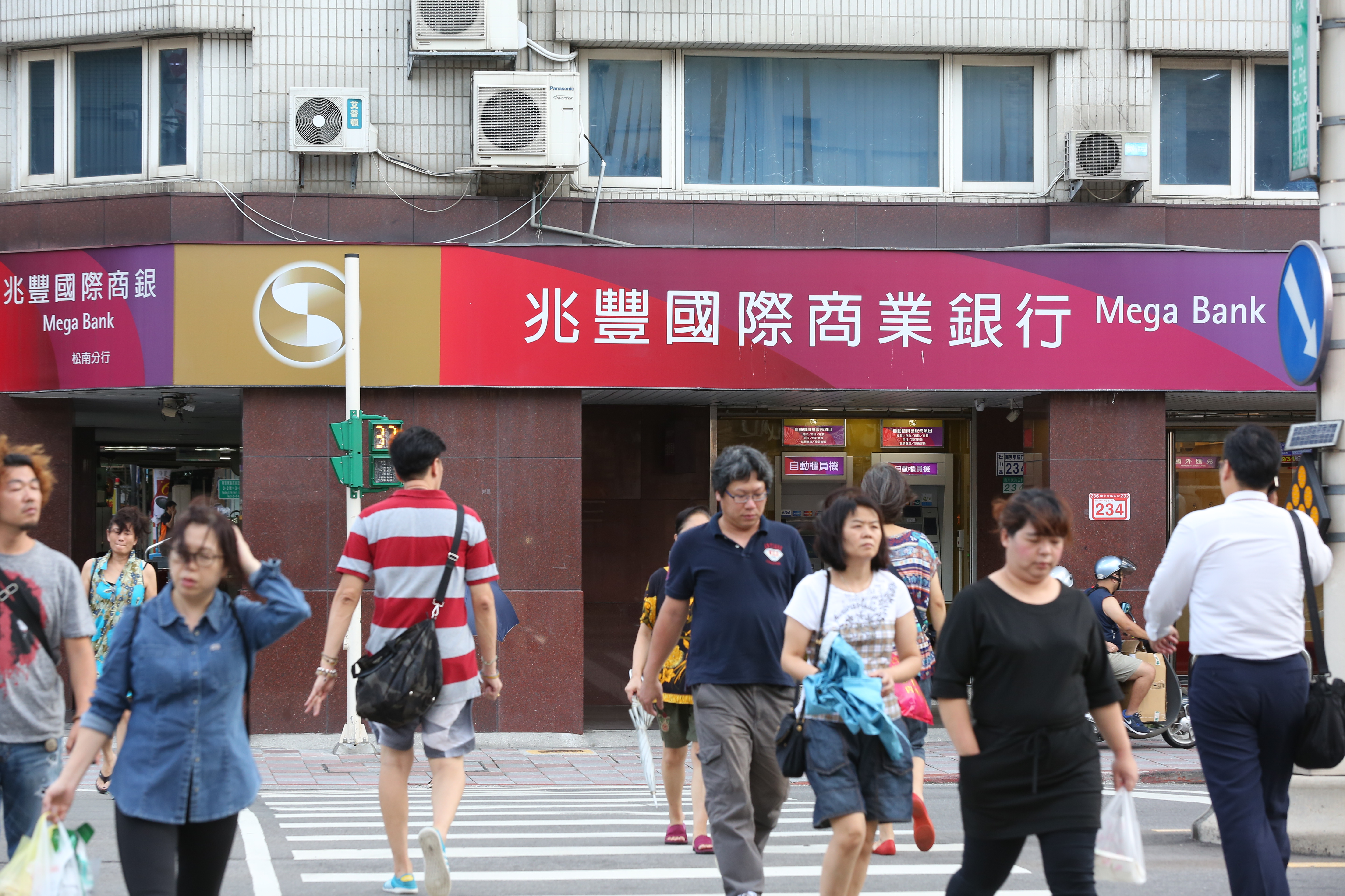 兆豐金公布配發1.7元現金股利後，股價強勢站上18年來新高。