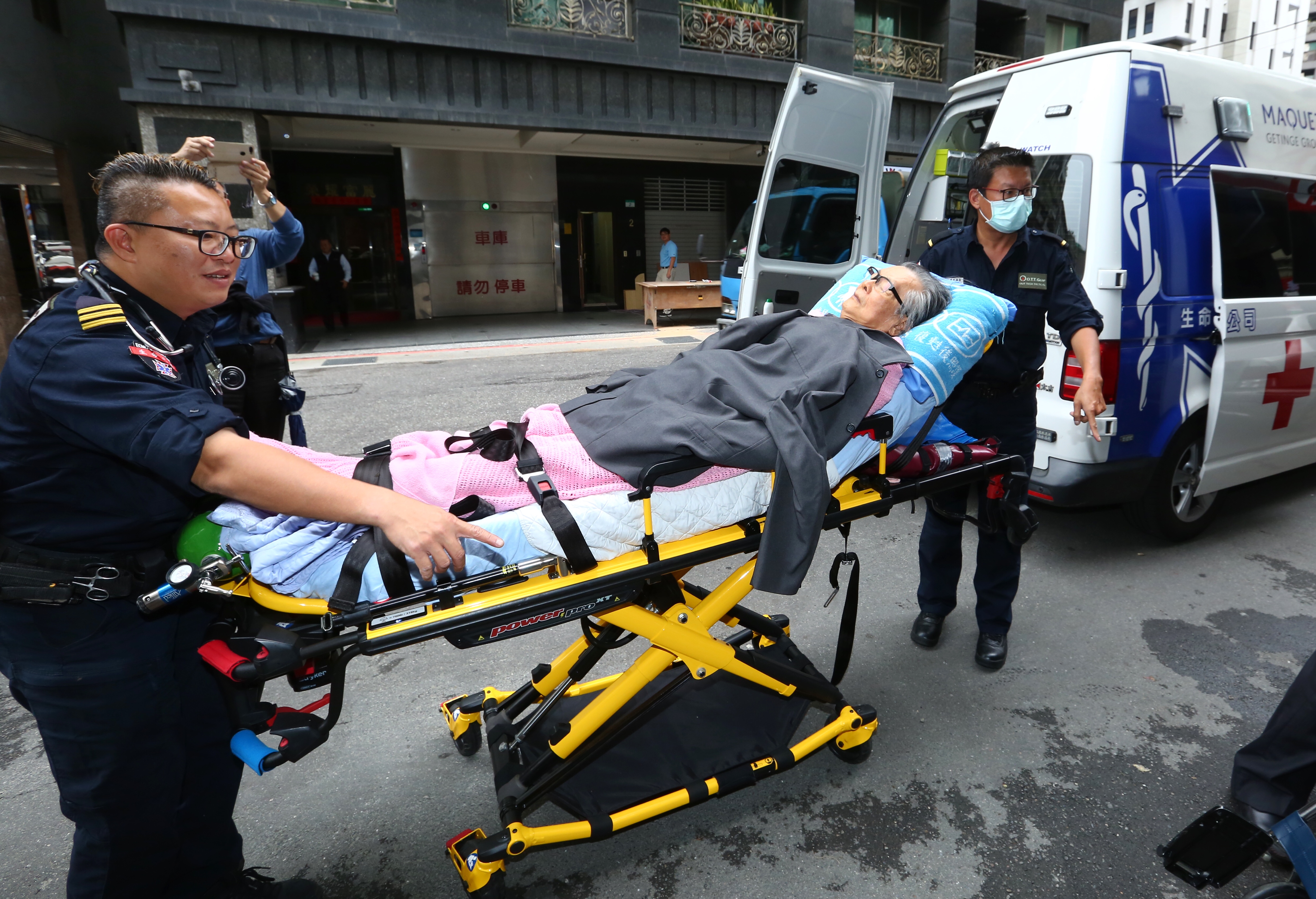 民進黨創黨大老張俊宏因違反證交法被通緝，今（10日）在救護車護送下到台北地檢署報到。