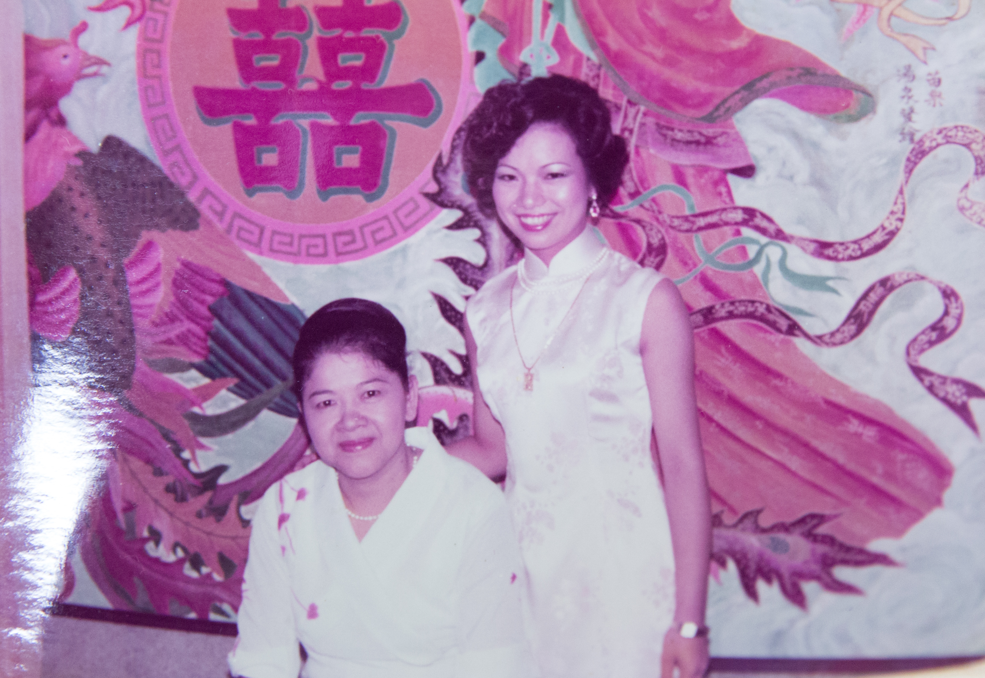 婆婆張謝輝燕（左）能幹強勢，一眼就認定張陳雪貞（右）做媳婦，她身上的禮服是婆婆親手訂製。（張陳雪貞提供）