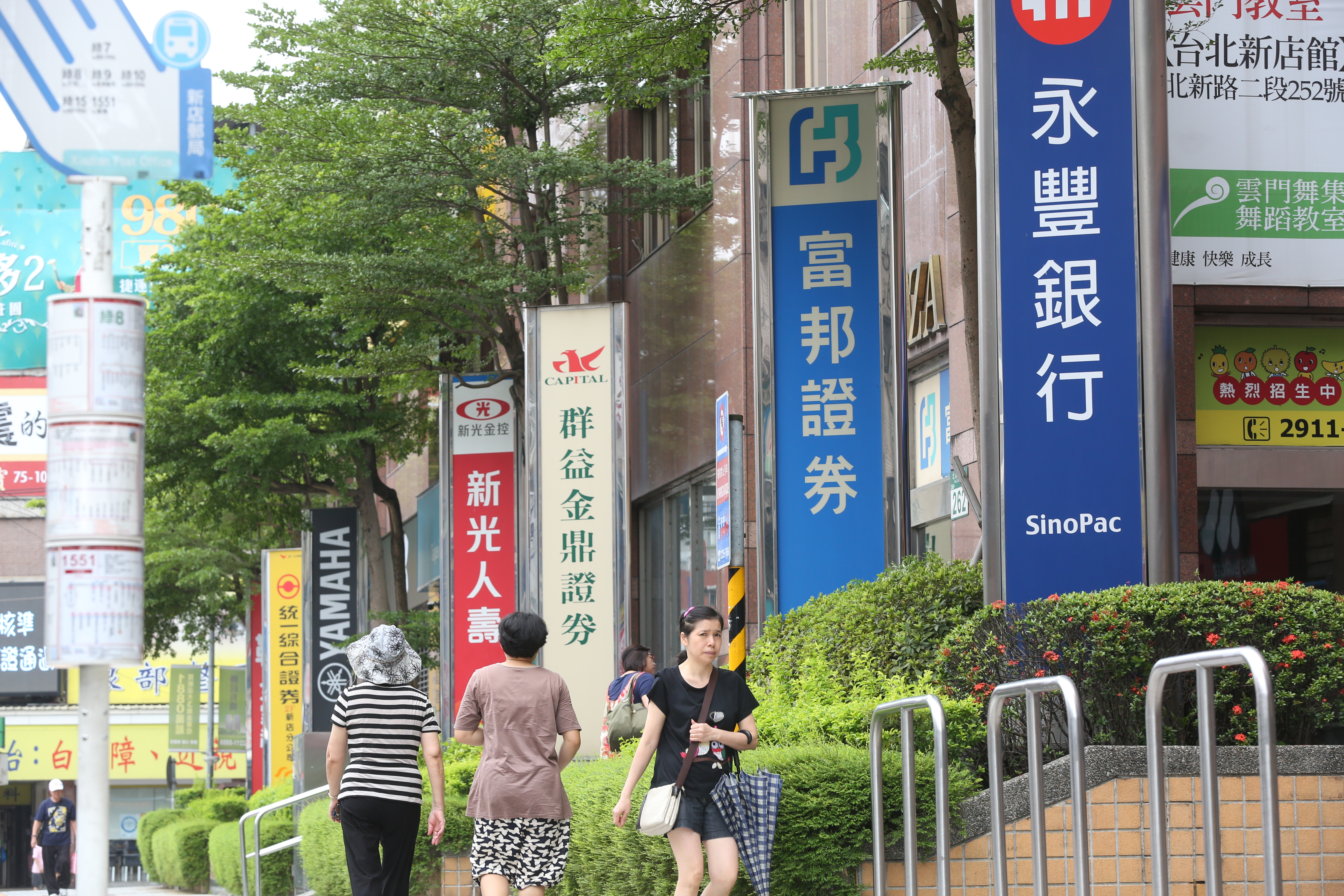 金融股相對便宜，存股族只要每月撥出1、2萬元就能買1張，吸引許多投資人持之以恆。