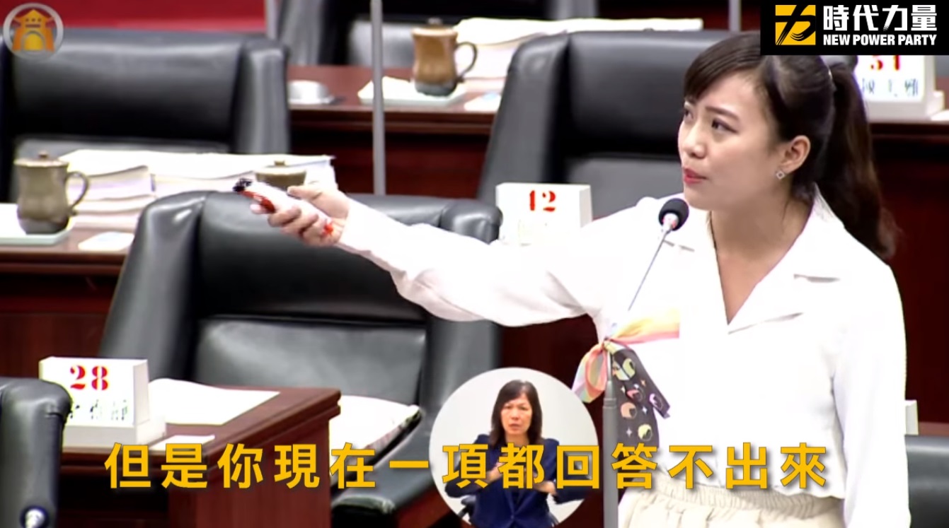 高雄市府提供的自經區說帖今（10日）出爐，議員黃捷怒批內容簡陋又空洞。（翻攝自黃捷 鳳山捷伴同行臉書）