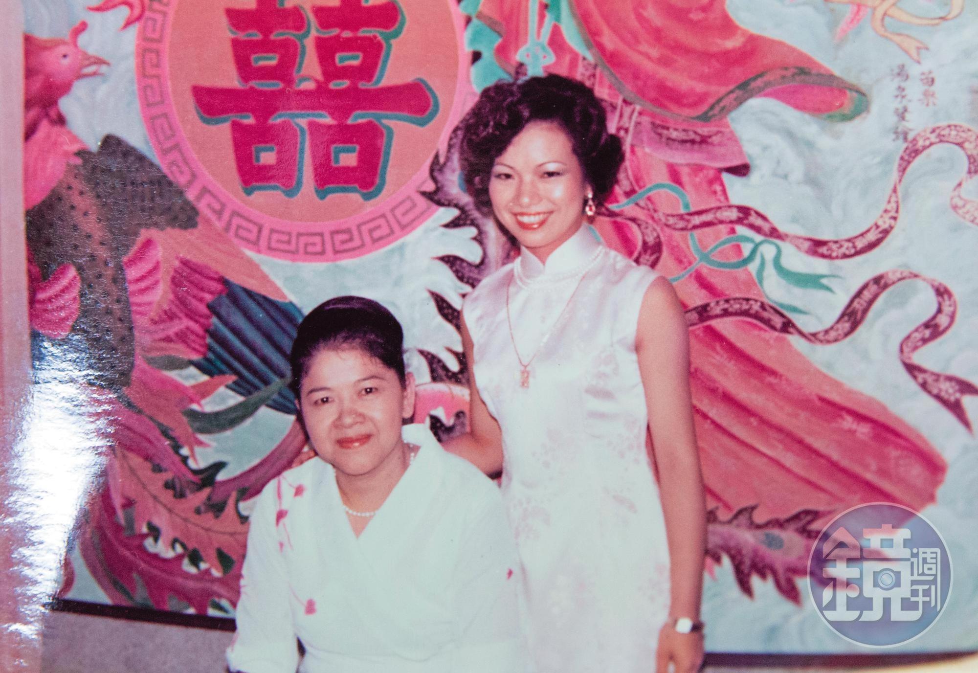 婆婆張謝輝燕（左）能幹強勢，一眼就認定張陳雪貞（右）做媳婦，她身上的禮服是婆婆一手包辦訂製。（張陳雪貞提供）