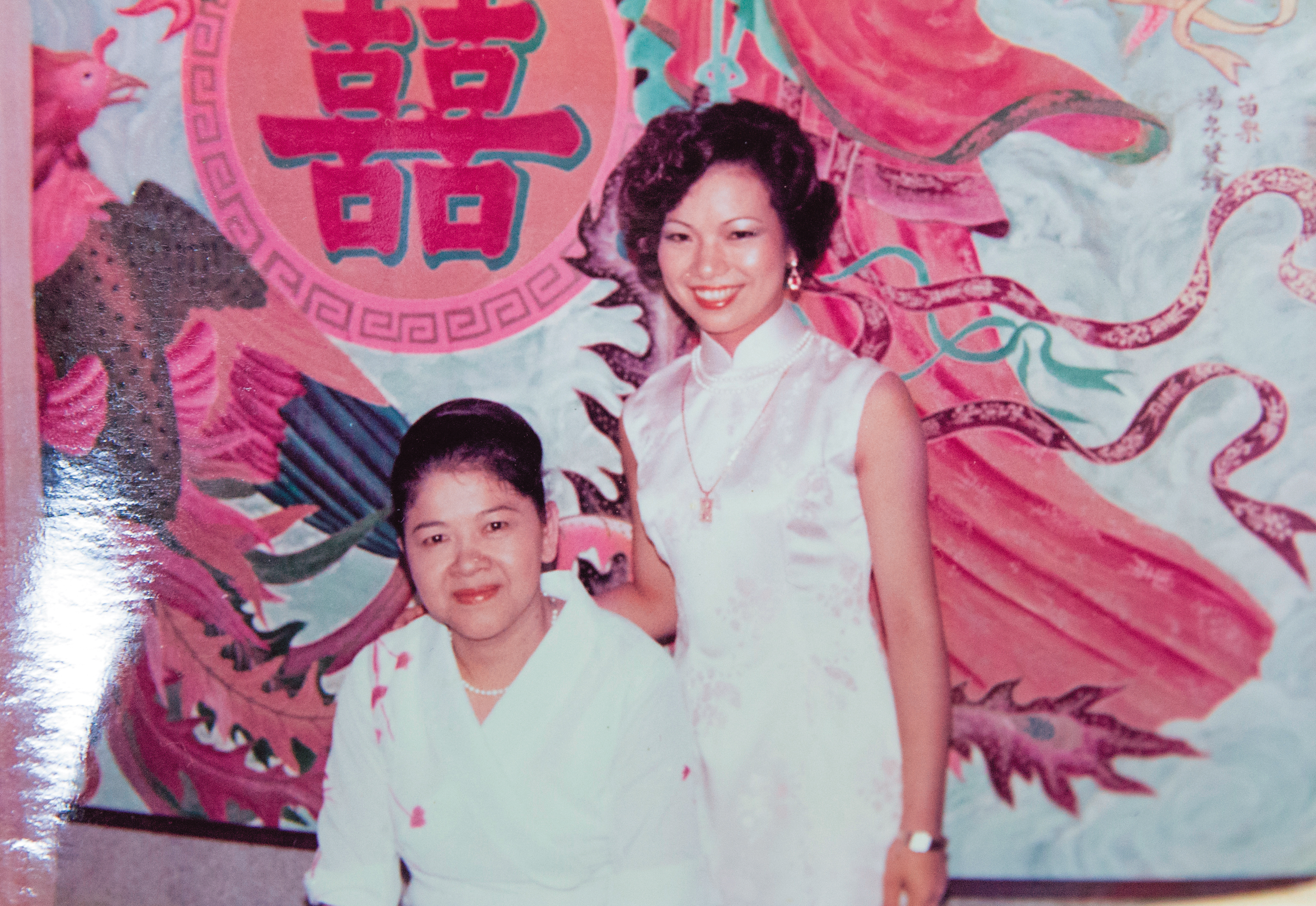 婆婆張謝輝燕（左）能幹強勢，一眼就認定張陳雪貞（右）做媳婦，她身上的禮服是婆婆一手包辦訂製。（張陳雪貞提供）