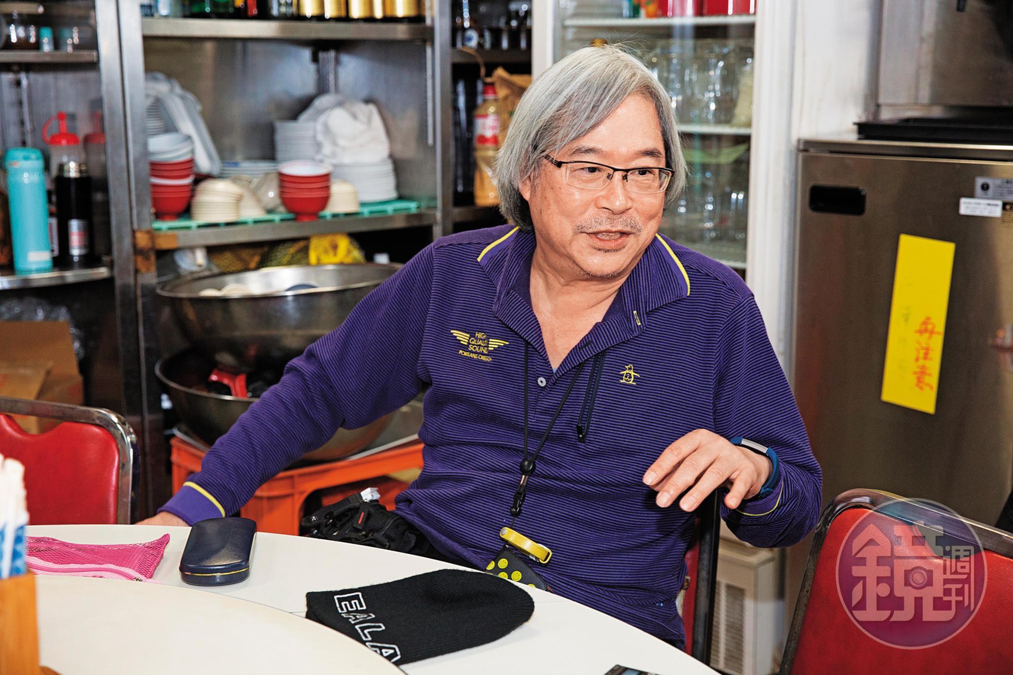 已退休的張健全，用餐尖峰時間會來店裡幫忙，不讓妻子孤軍奮戰。