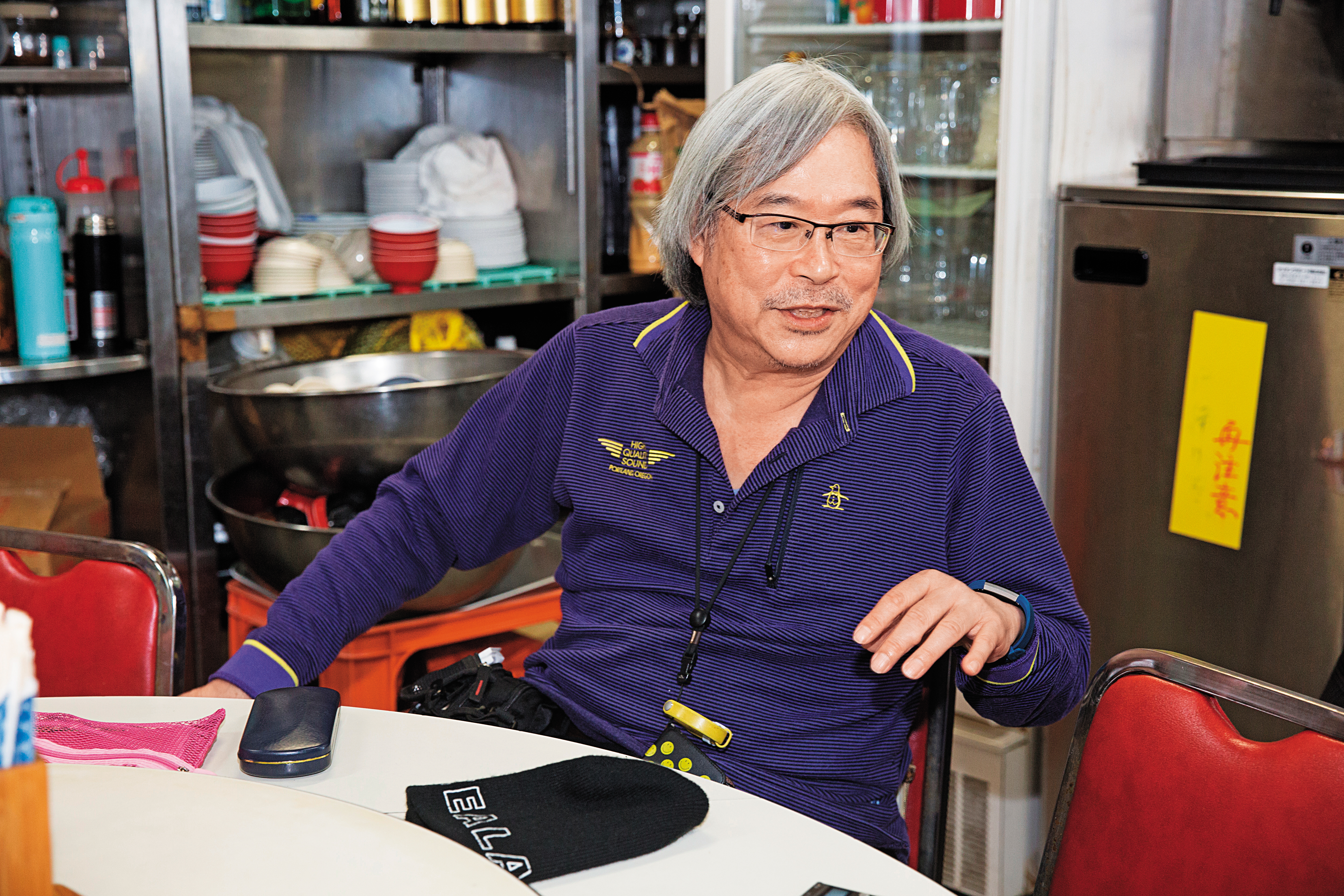 已退休的張健全，用餐尖峰時間會來店裡幫忙，不讓妻子孤軍奮戰。