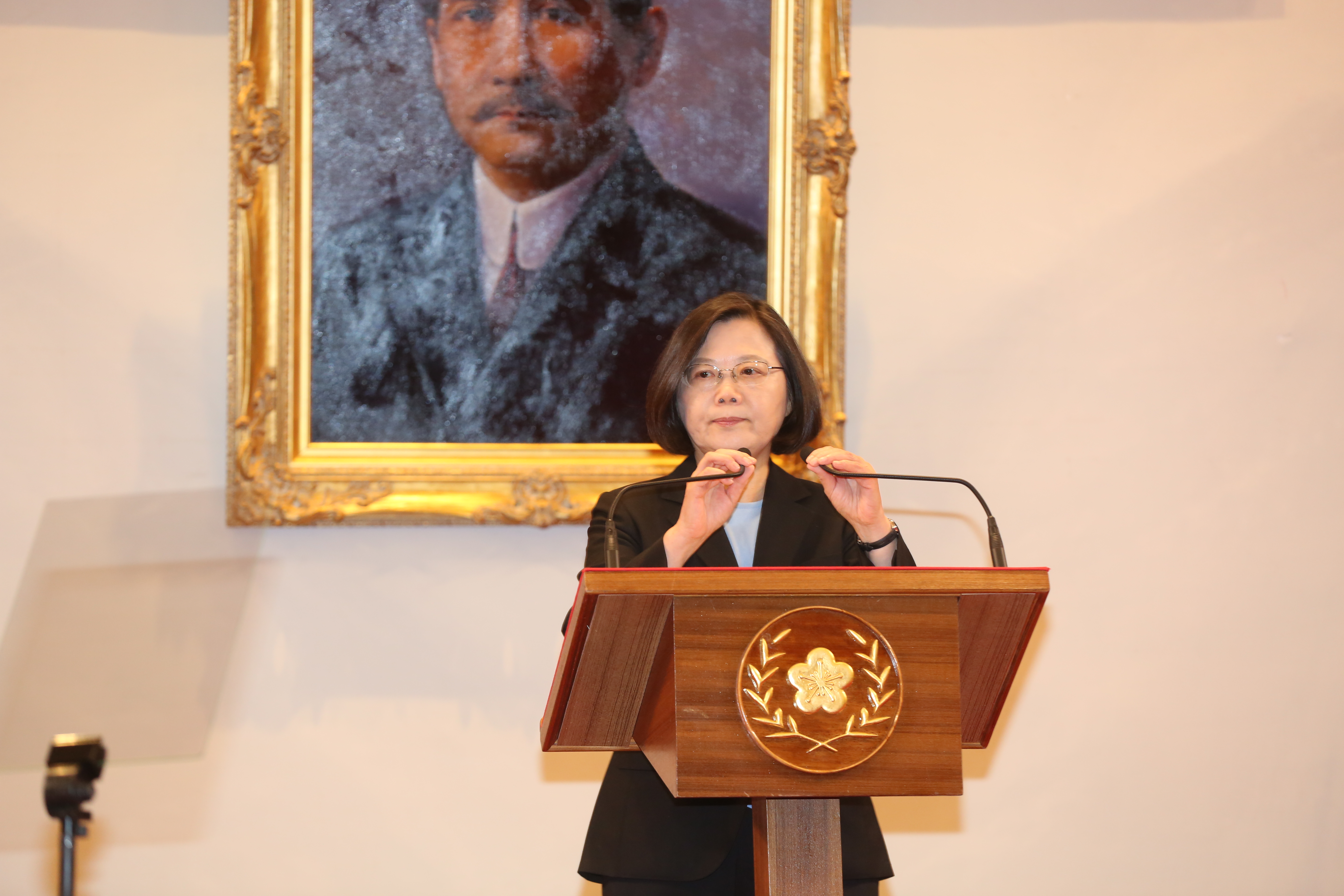 面對美中貿易戰愈演愈烈，總統蔡英文今日召開國安會議，還提出4大重點，向國人信心喊話。