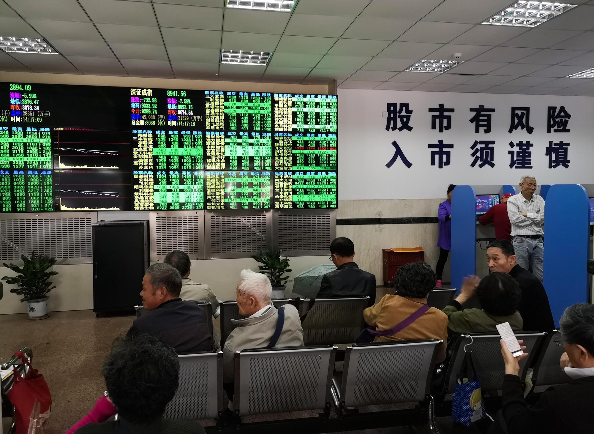 美國將再次提高中國貨物關稅的消息傳來,上海股市應聲大跌。(東方IC)