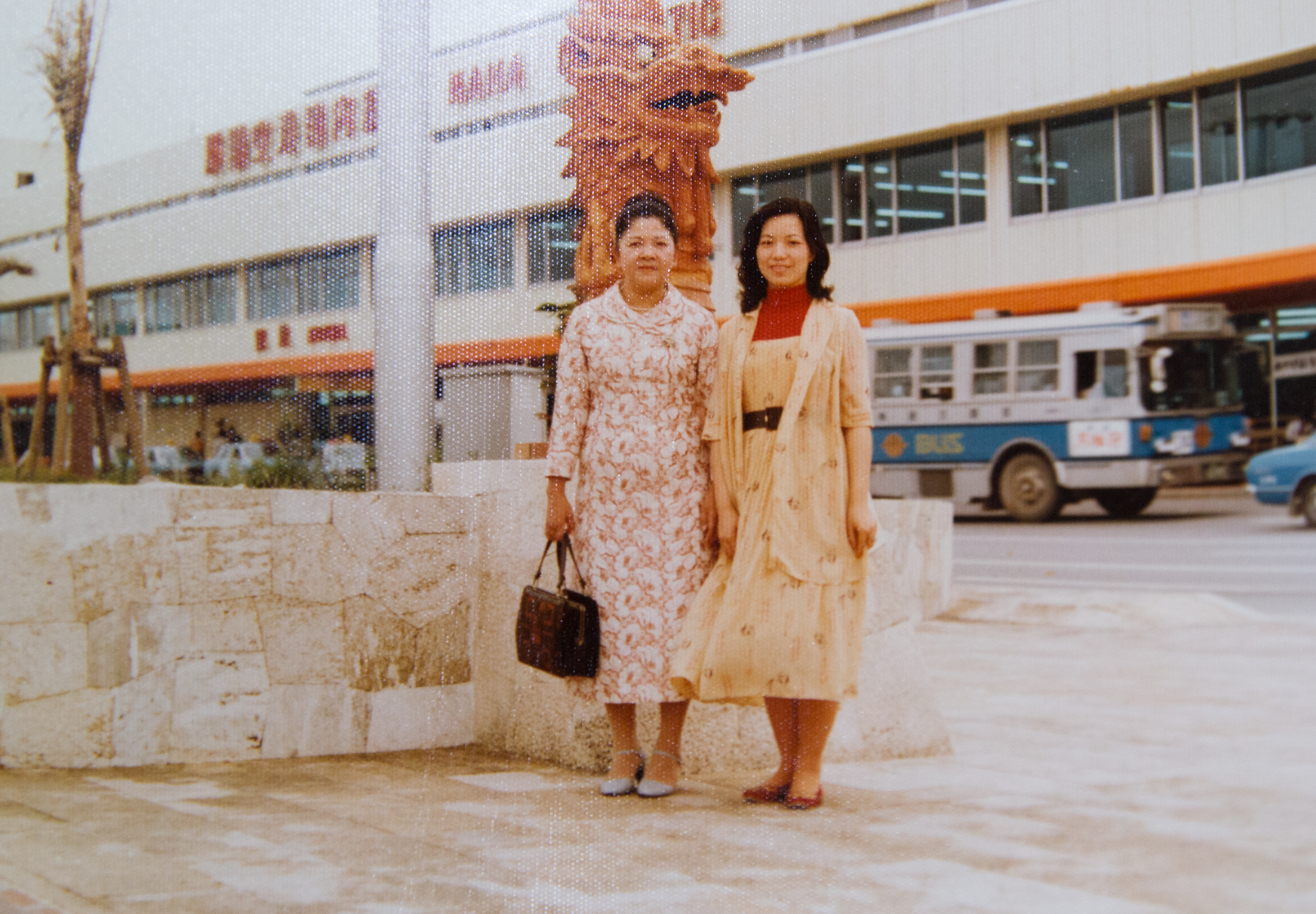 算命師曾預言張陳雪貞（右）將遠嫁國外，張謝輝燕（左）認為她見過世面，一眼就認定她做媳婦。（張陳雪貞提供）