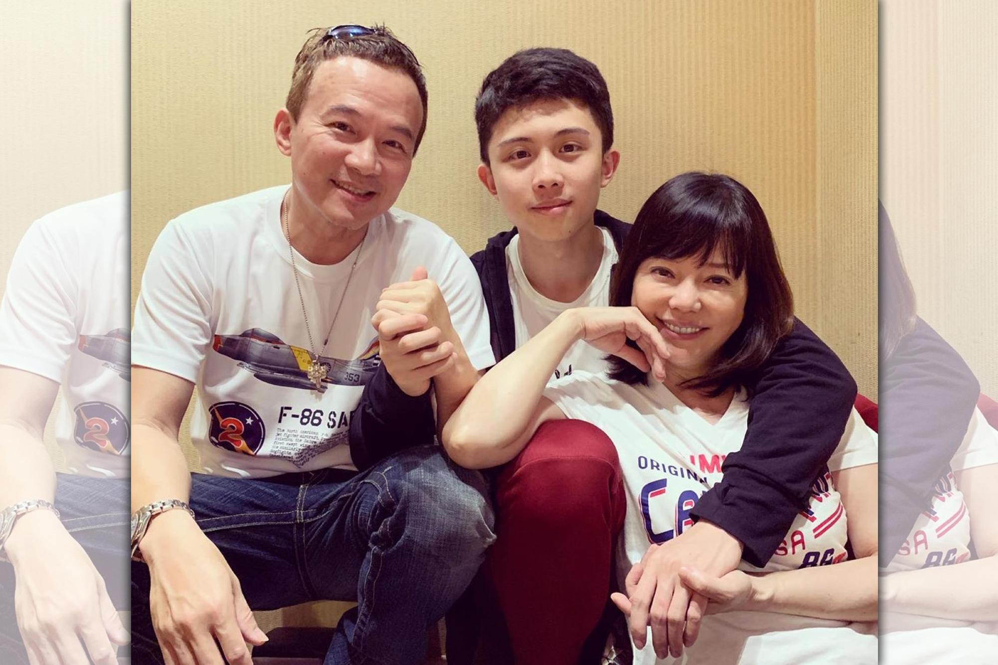 母親節要到了,孫安佐在IG放上和爸媽的合照,並感性寫下:「媽爸我愛妳」。(翻攝自孫安佐IG)