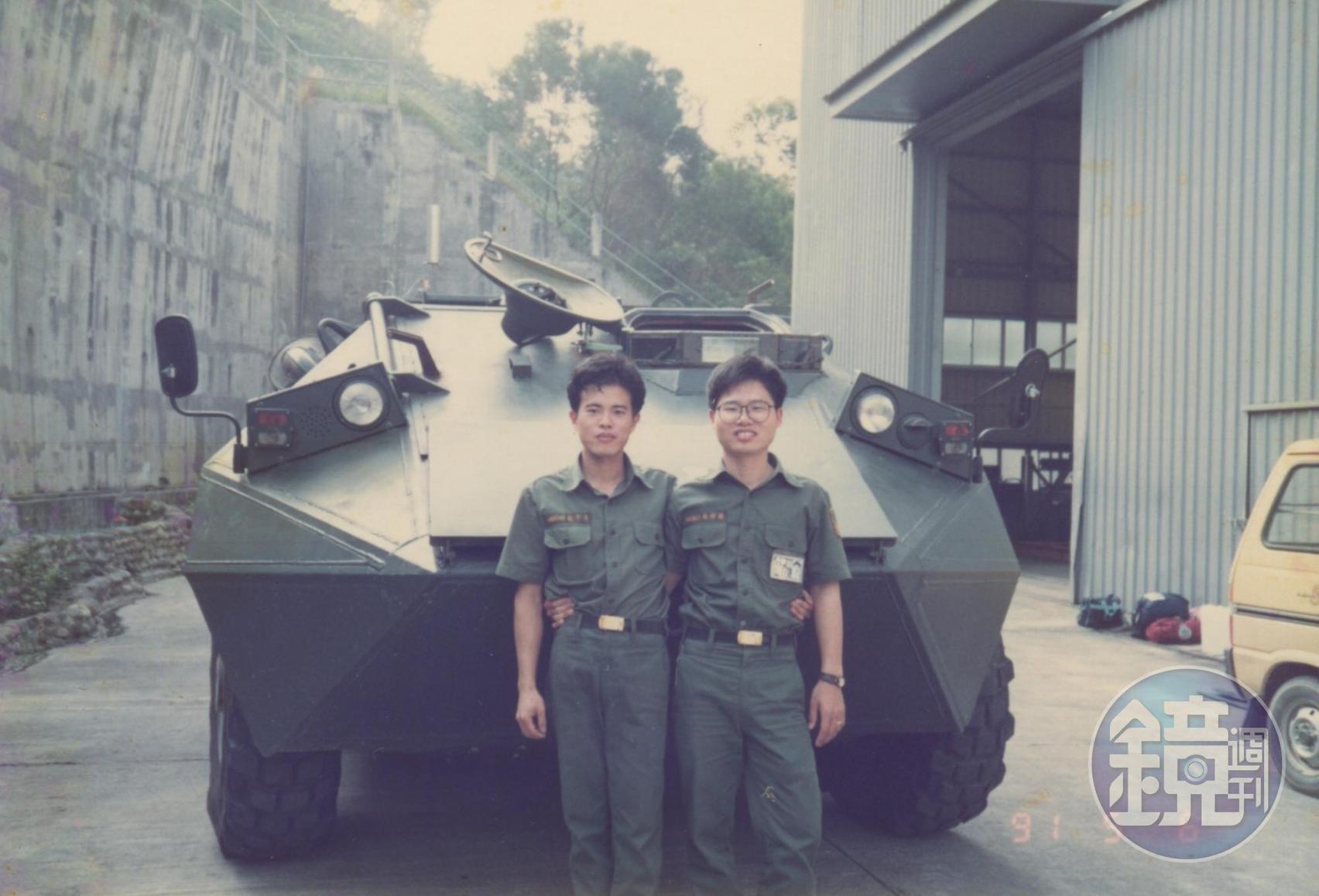 謝樹林(右)當兵時考進陸軍兵工整備中心,當時銓寶參與國防產業,謝樹林結識前董事長楊文鏞,1991年退伍直接進入銓寶工業。(謝樹林提供)