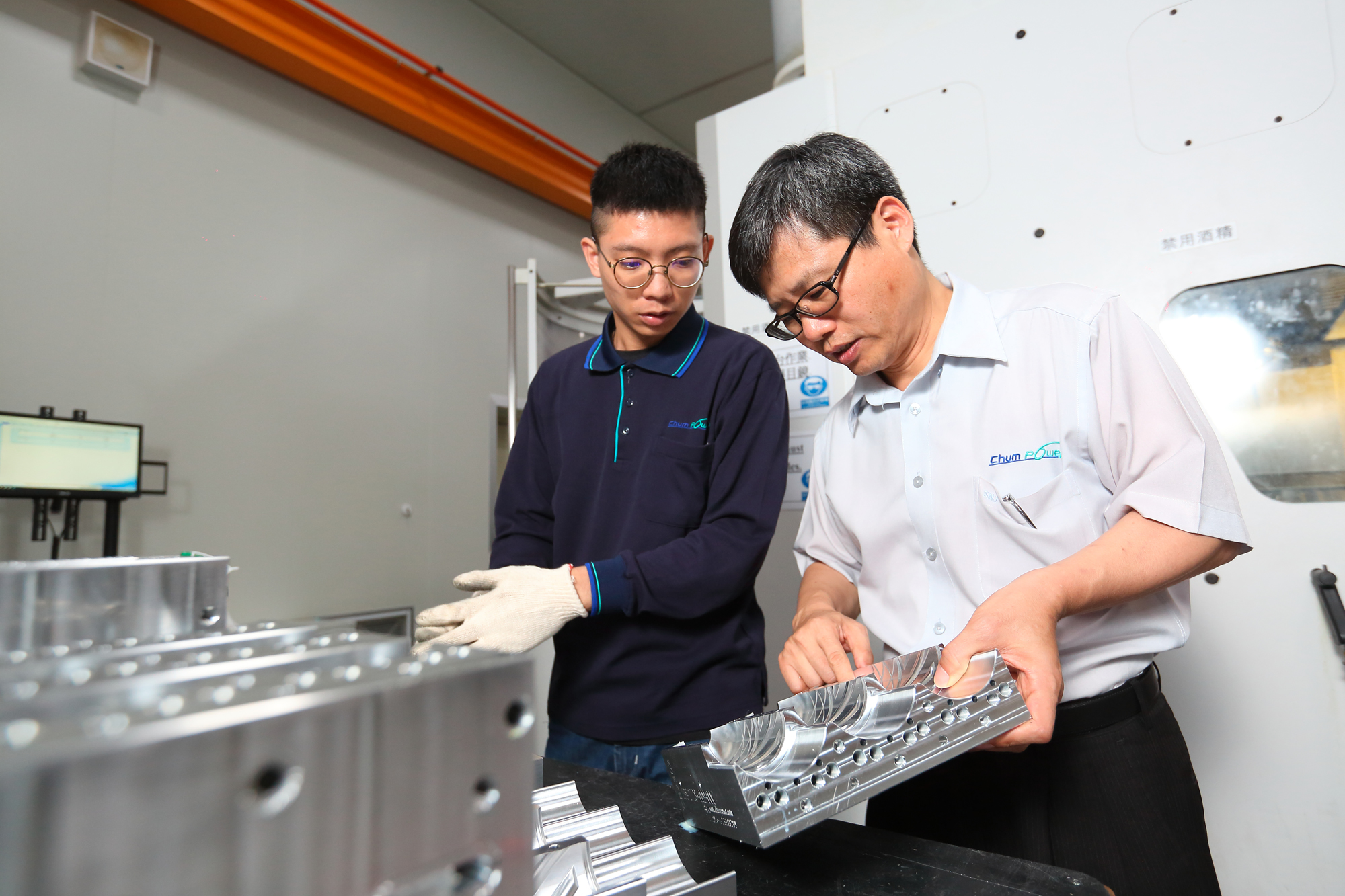 這幾年來銓寶的吹瓶機質與量已是台灣第一，不管是模型或是機器謝樹林（右）都相當注意細節，常會與員工討論如何調整。