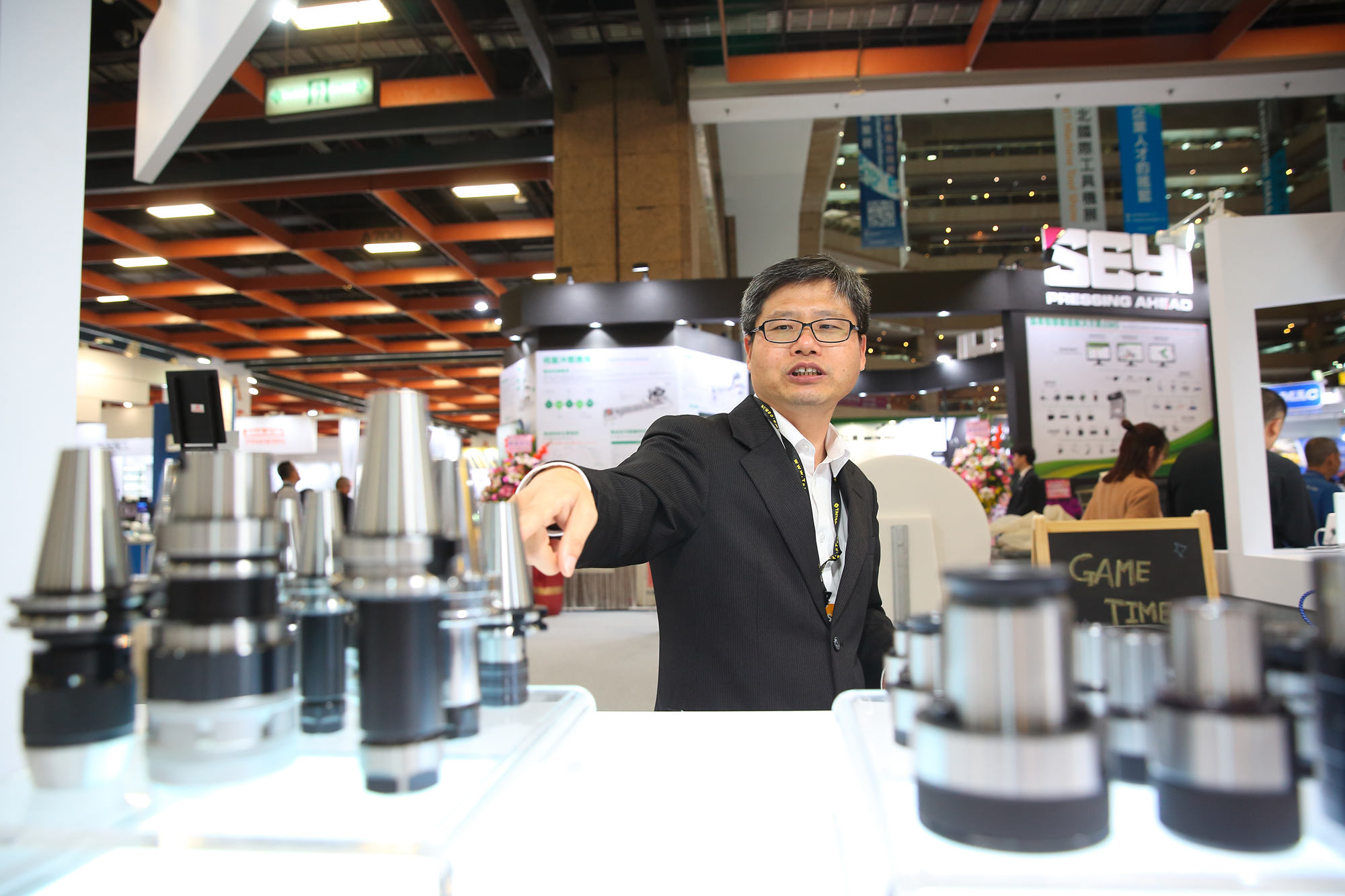 銓寶工業今年3月參加台北國際工具機展，展示鑽夾頭等各式精密配件，謝樹林特別北上接待各國客人。