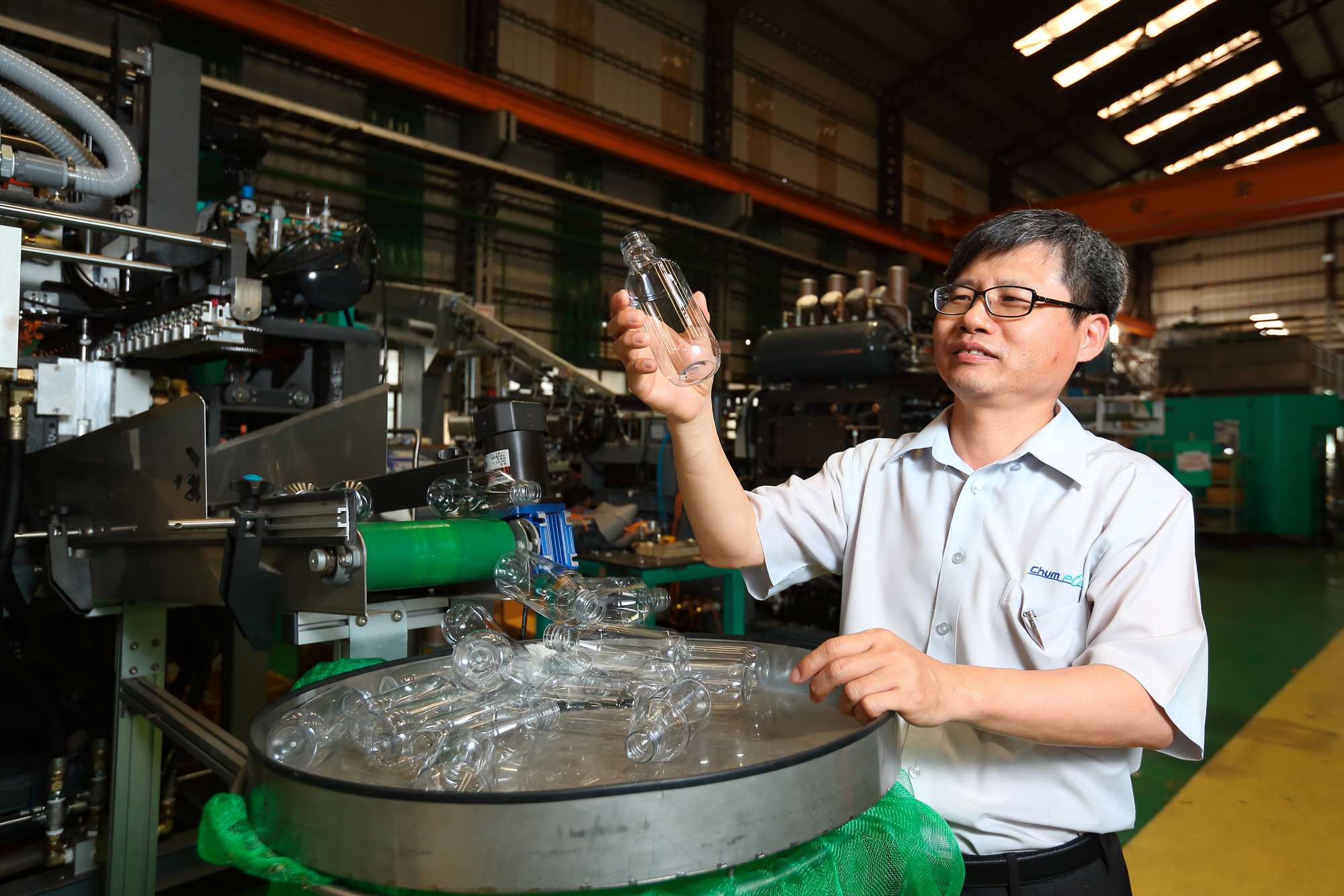 銓寶工業主要生產製作PET瓶的吹瓶機，機器出廠前都要先進行檢測，謝樹林已練就一眼就能看出有無問題的功力。