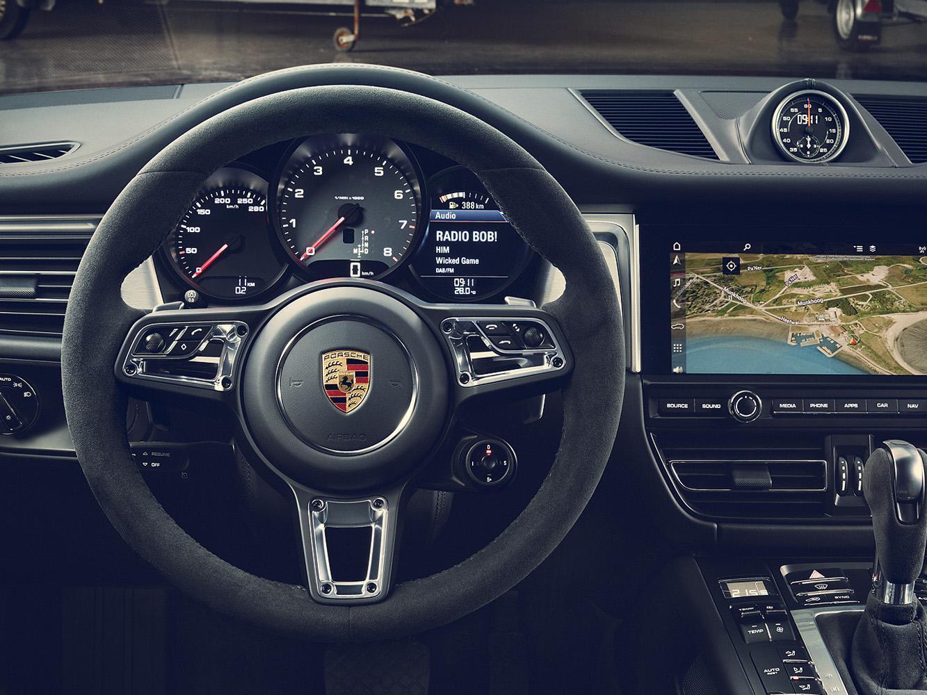 Sport Chrono跑車計時套件更可按照個人喜好調整不同駕駛模式，只需透過方向盤右下方的控制按鈕，即可選擇「Normal」、「Sport」和「Sport Plus」、「Individual」等四種駕駛模式。
