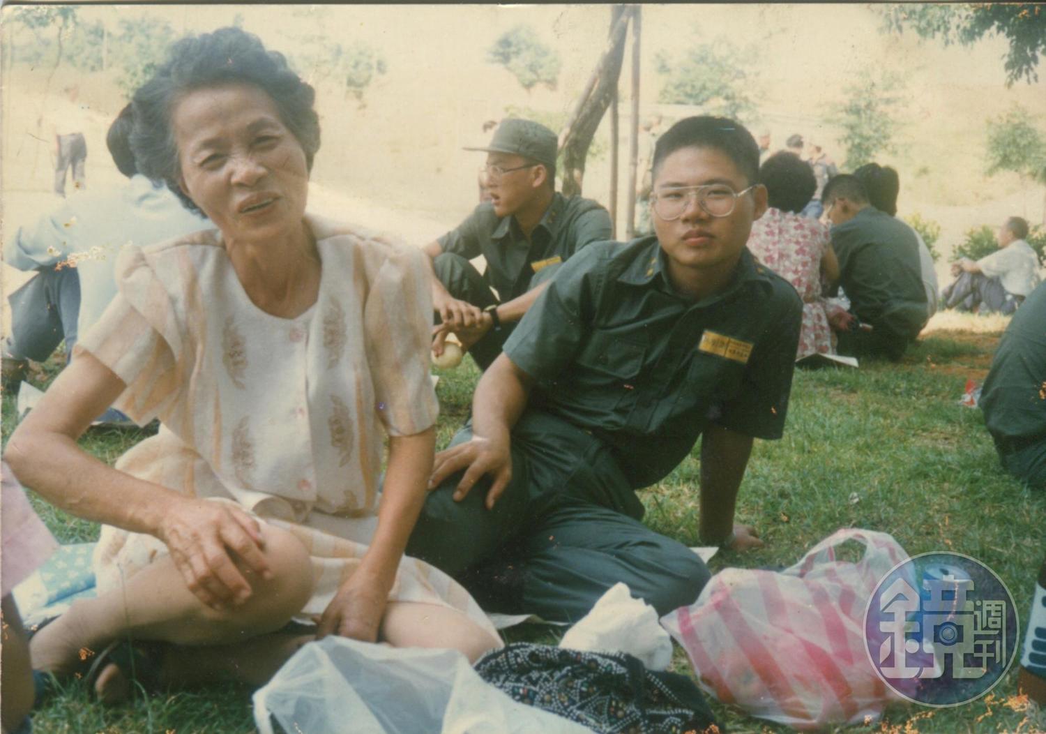 謝樹林(右)與奶奶感情非常好,為她留在台中,放棄北上工作。(謝樹林提供)