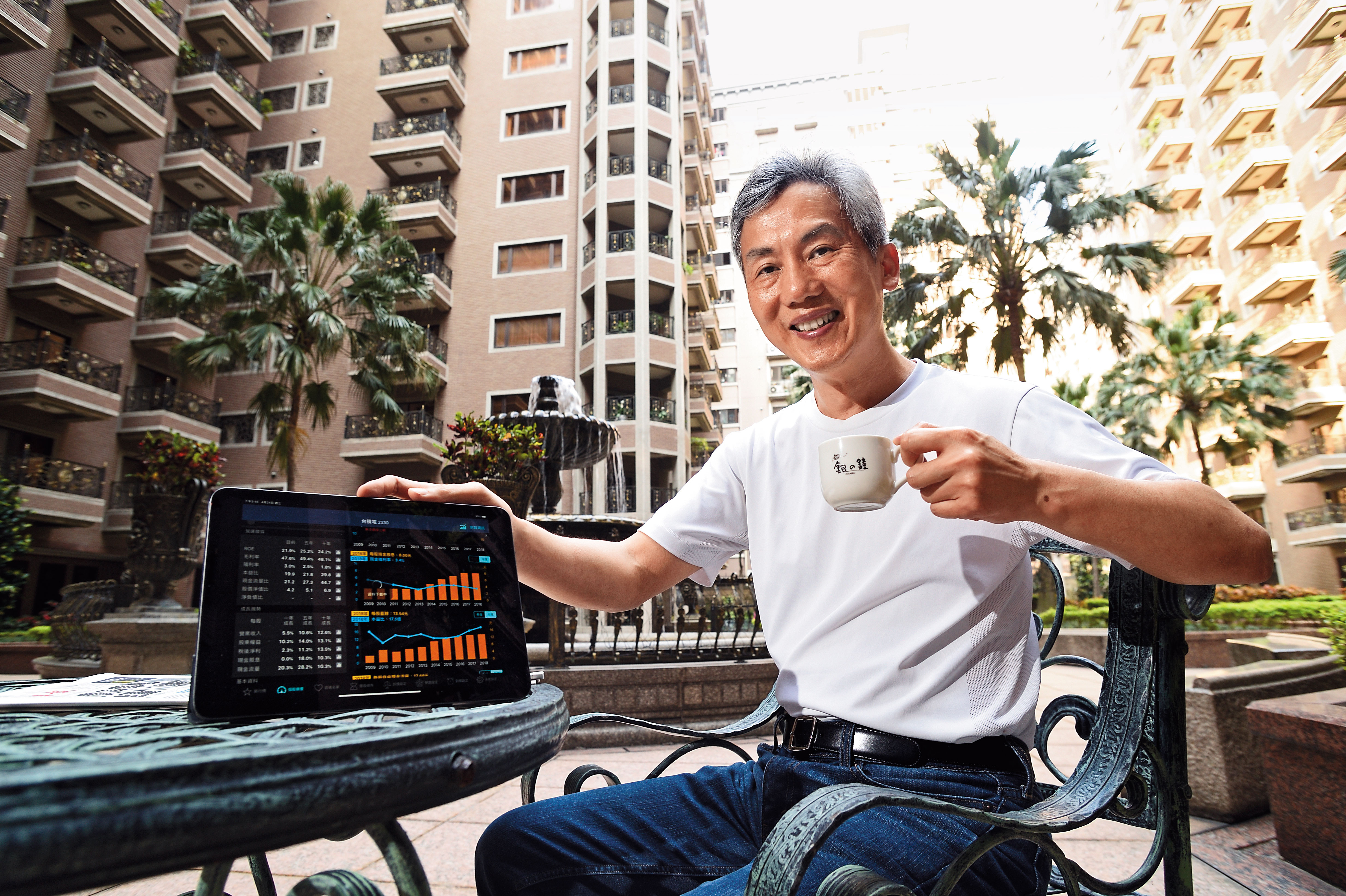 為了開發選股APP，畢卡胡特別學了半年的程式設計。