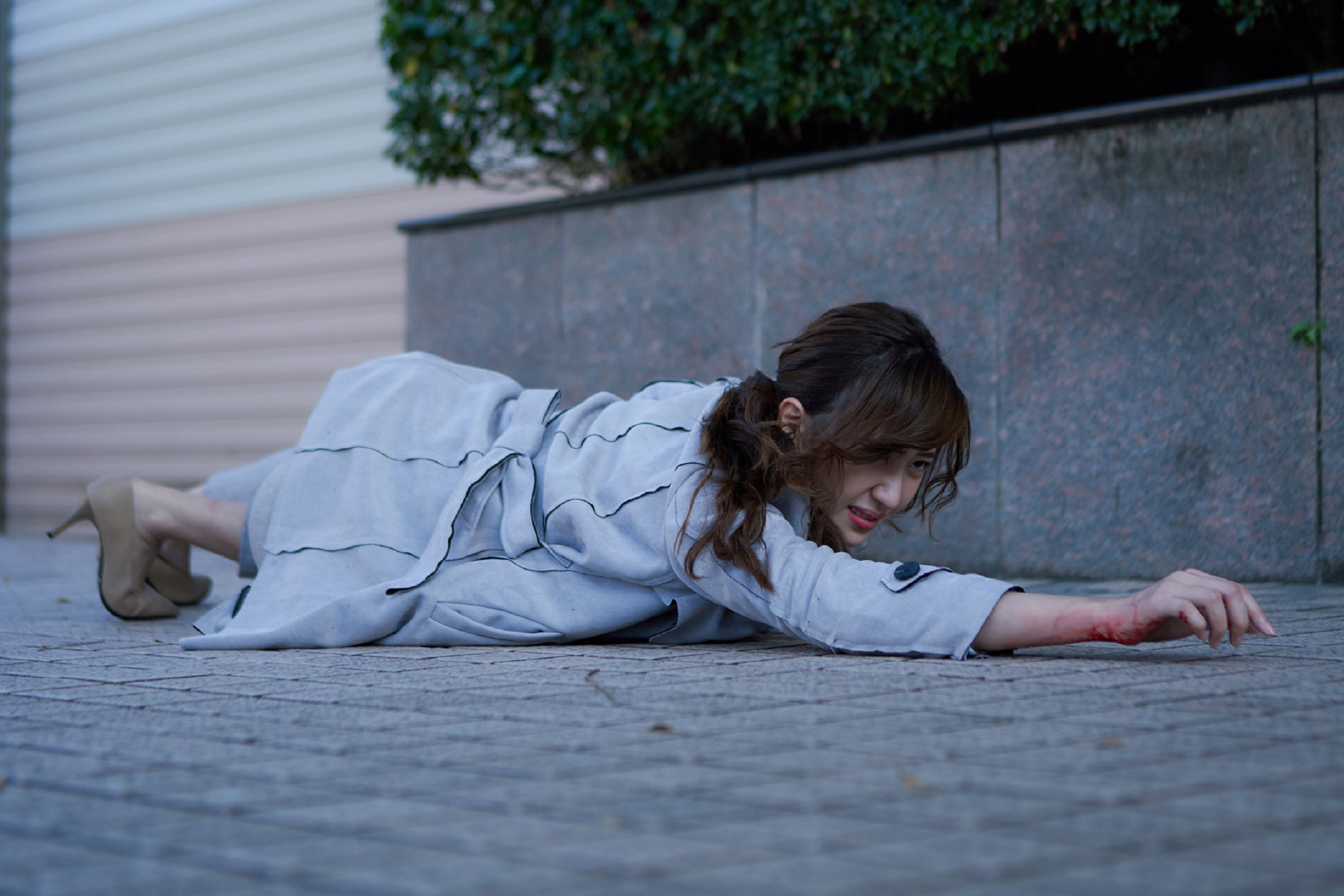 謝翔雅路上遭機車搶劫，跌倒在地模樣悽慘。（東森提供）