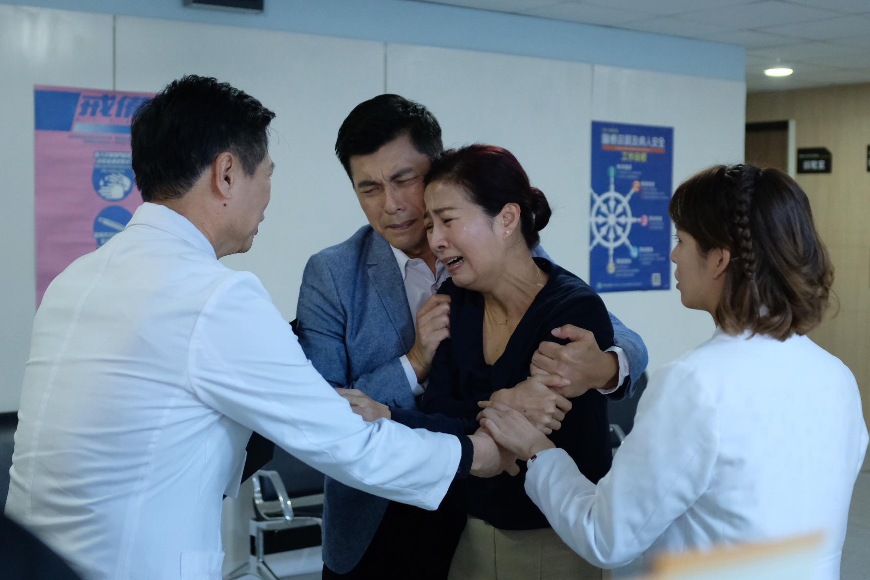 公視《生死接線員》飾演家屬的蘇炳憲、方文琳面對兒子生命危急時刻。(公視提供)