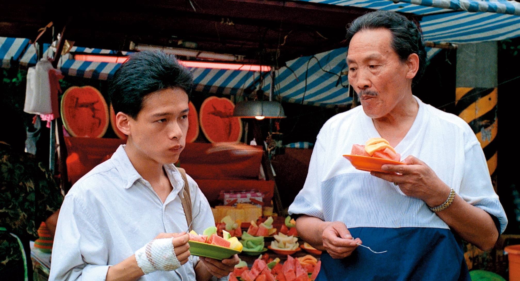 李康生（左）與苗天主演的《青少年哪吒》雖是27年前的作品，但蔡明亮到今年都還收到分紅。（中影提供）