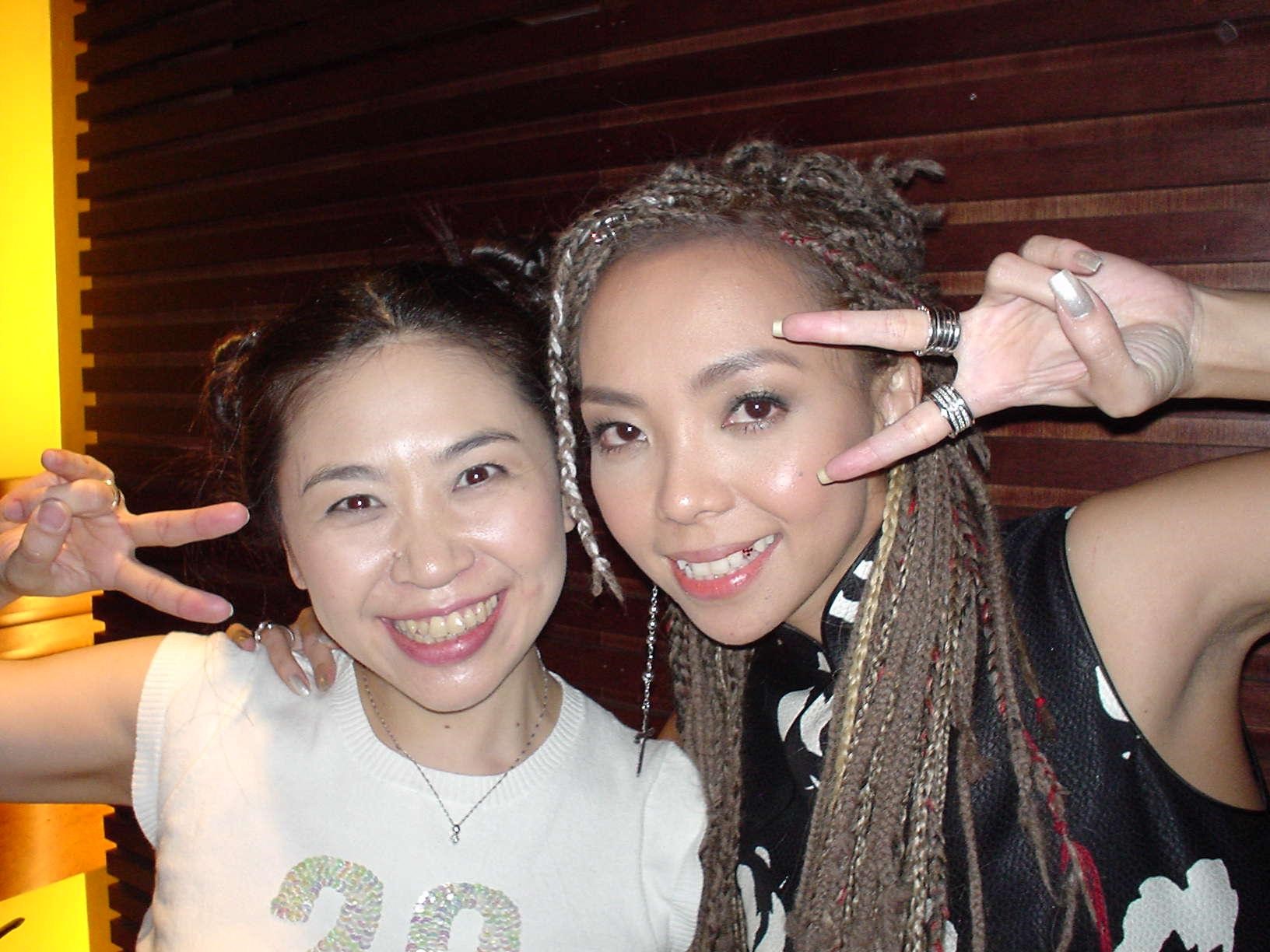 馬毓芬（左）早年為阿妹（右）製作過〈剪愛〉〈聽海〉〈解脫〉等多首經典歌曲，建立深厚情誼。（馬毓芬提供）